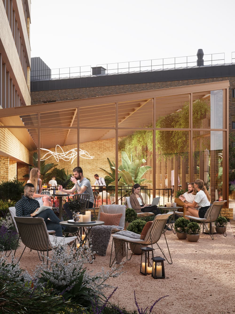 En grupp människor som sitter vid ett bord utanför en byggnad.