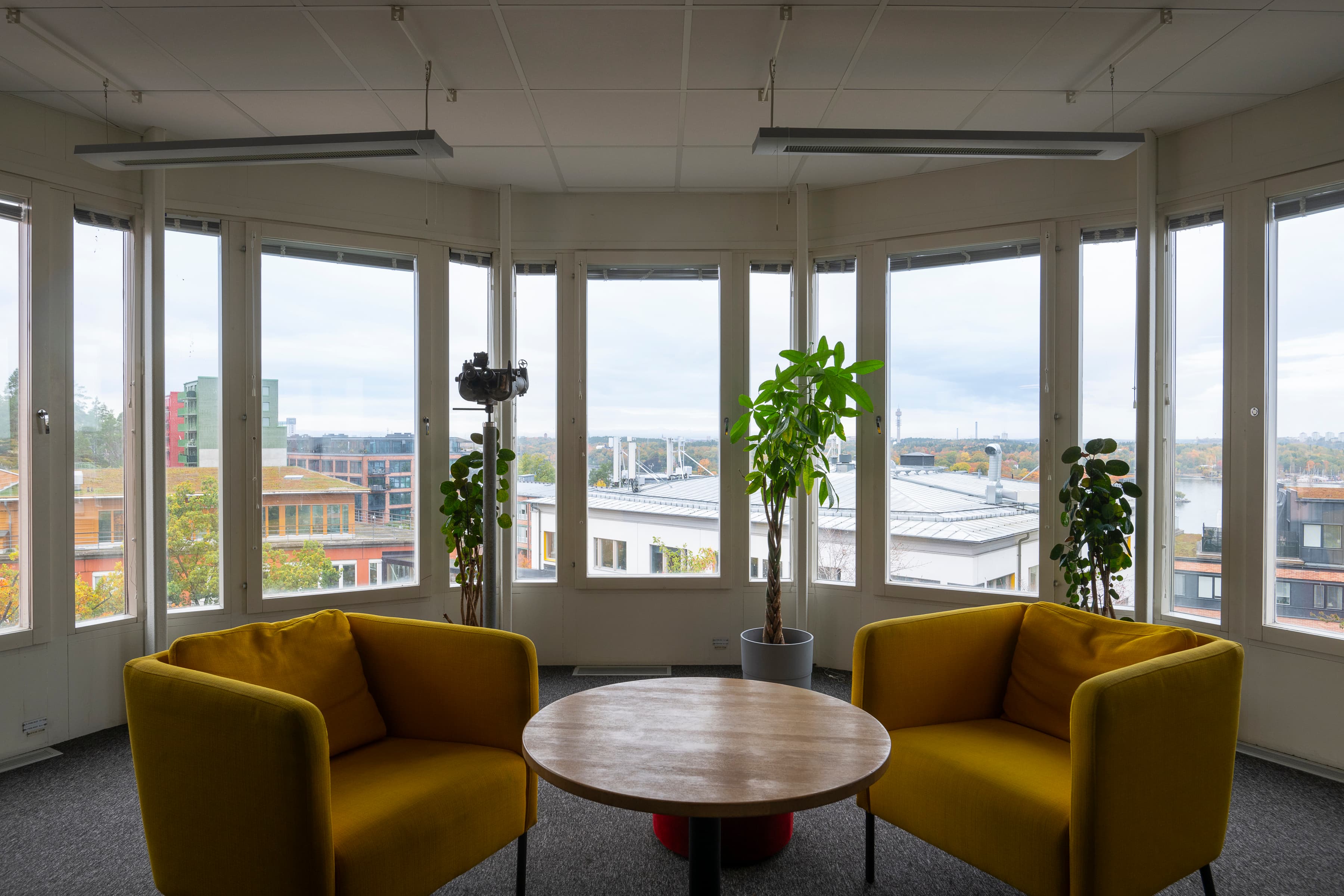 Två gula stolar och ett bord i ett rum.