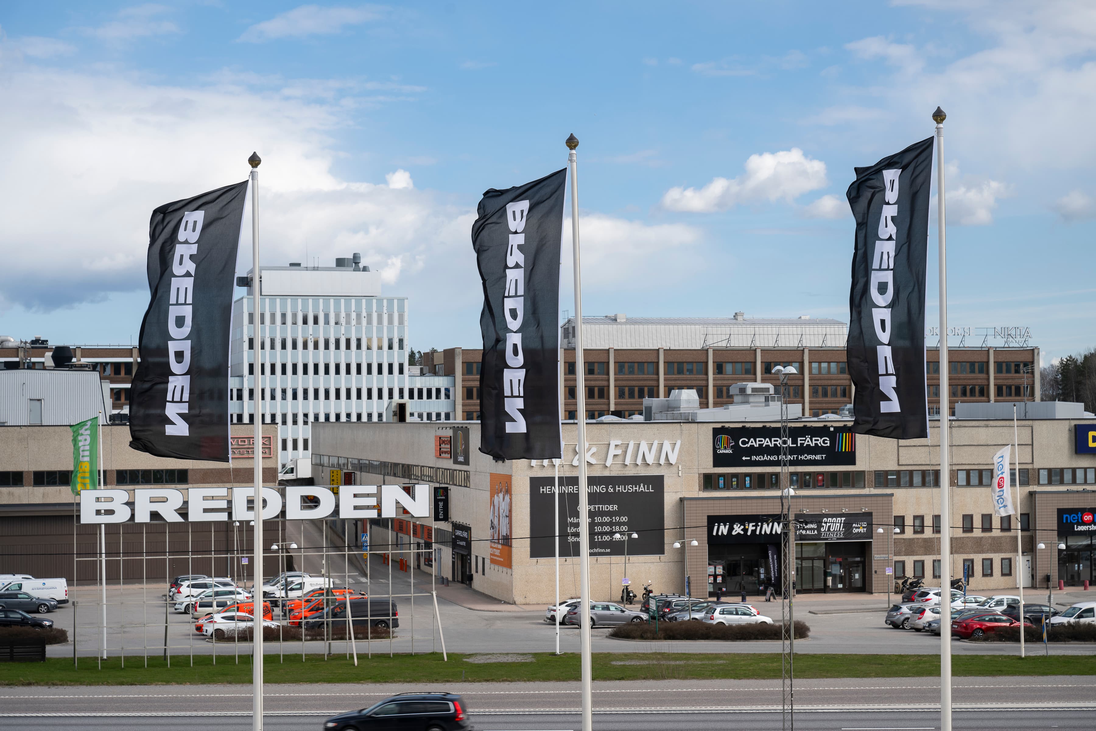 En parkeringsplats med bilar parkerade vid sidan av vägen.