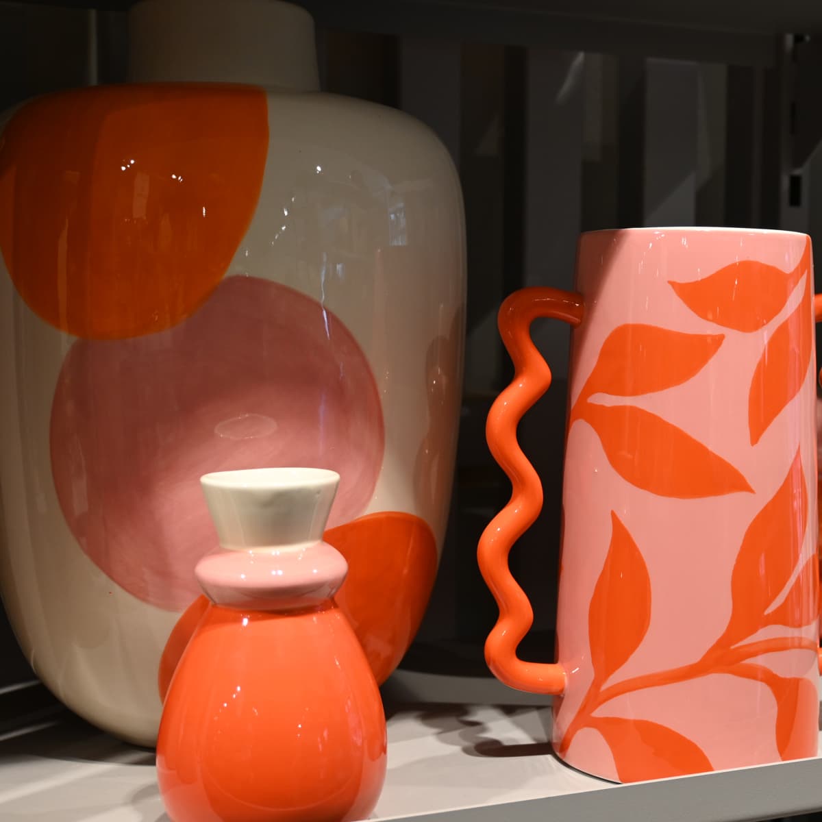 Några vaser som står på en hylla.