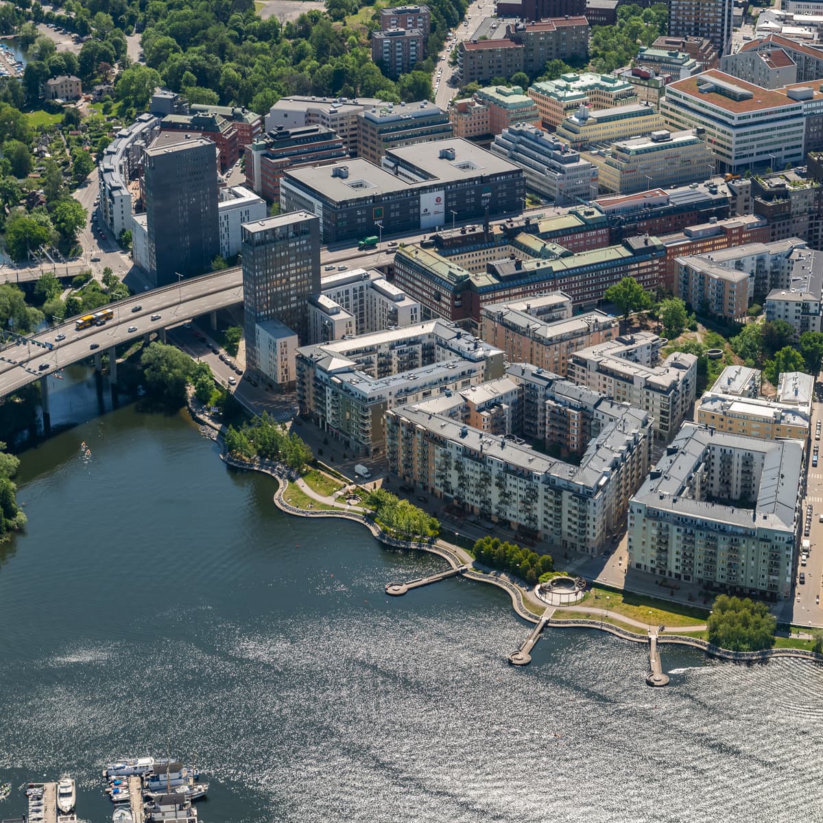 En flygbild av en stad och en flod.