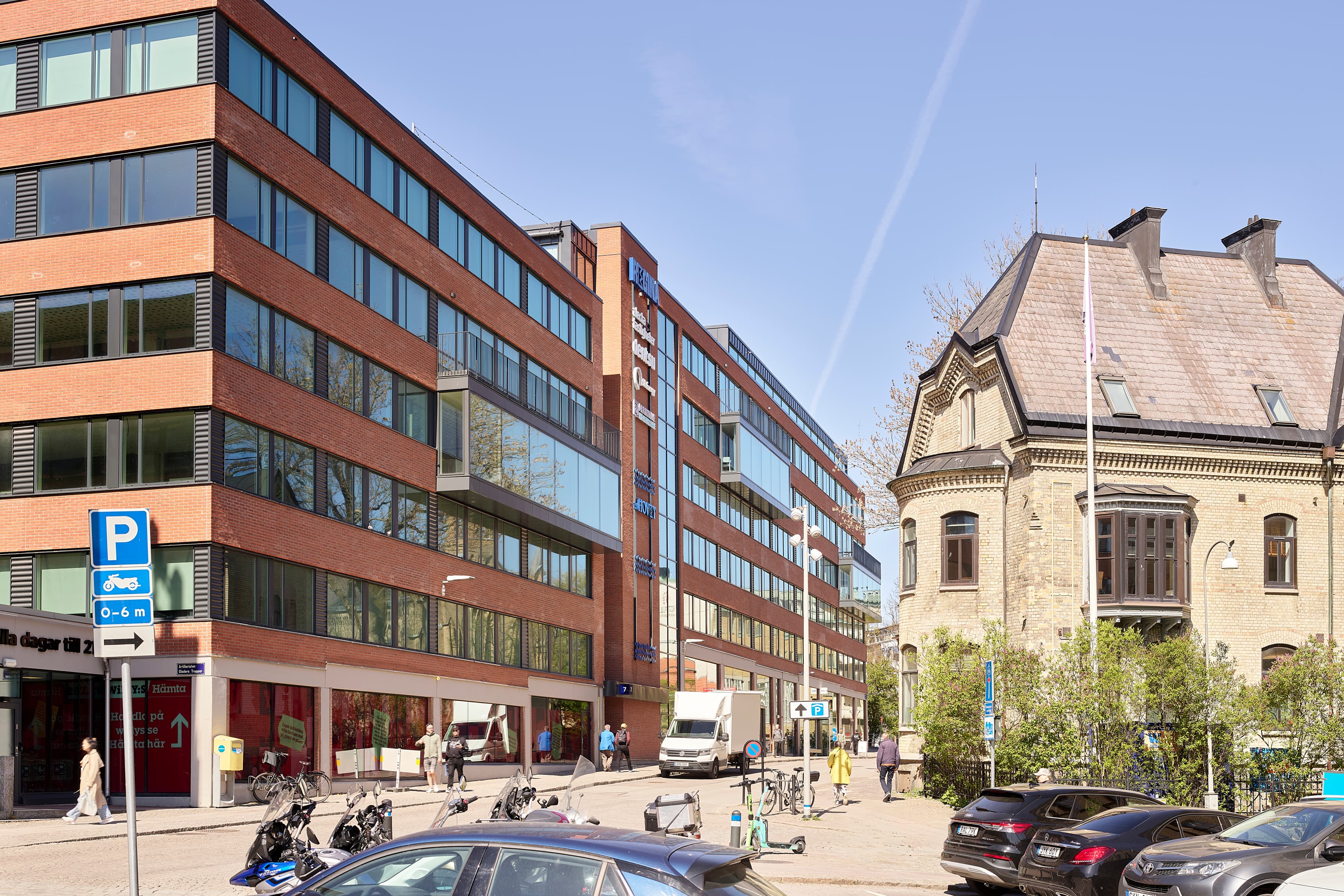 En stadsgata med bilar parkerade på sidan av den.