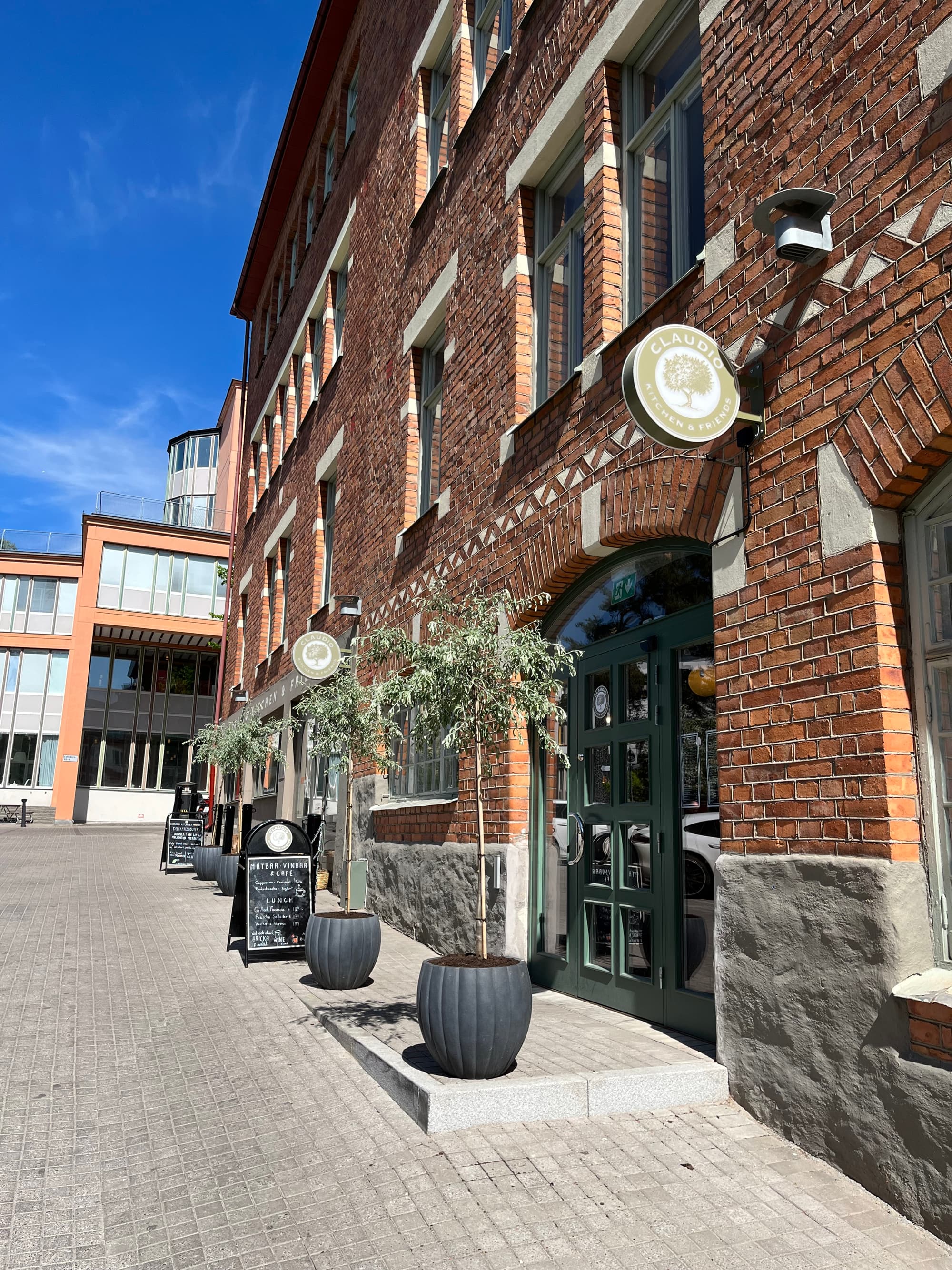 En tegelbyggnad med en skylt på framsidan.