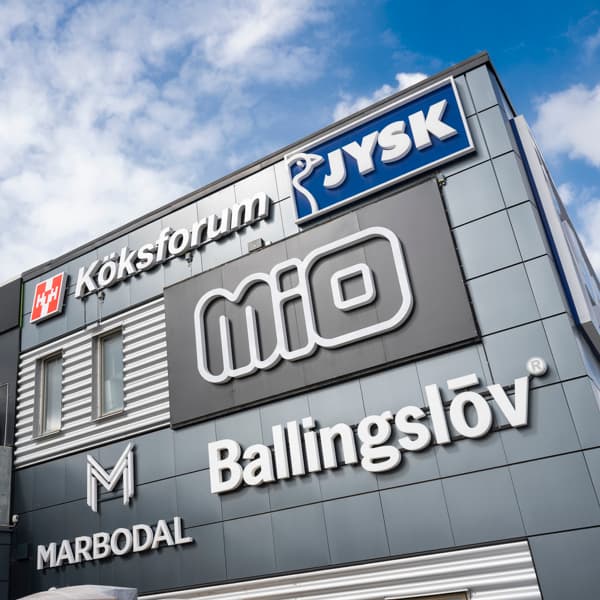 En byggnad som har en skylt på sidan av den.