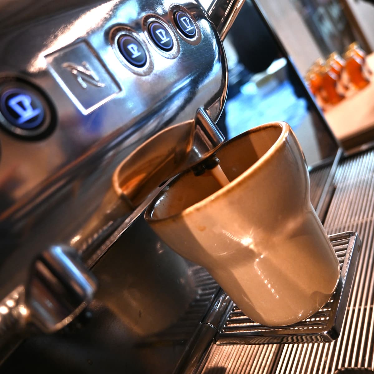 En kaffemaskin med en kopp på.