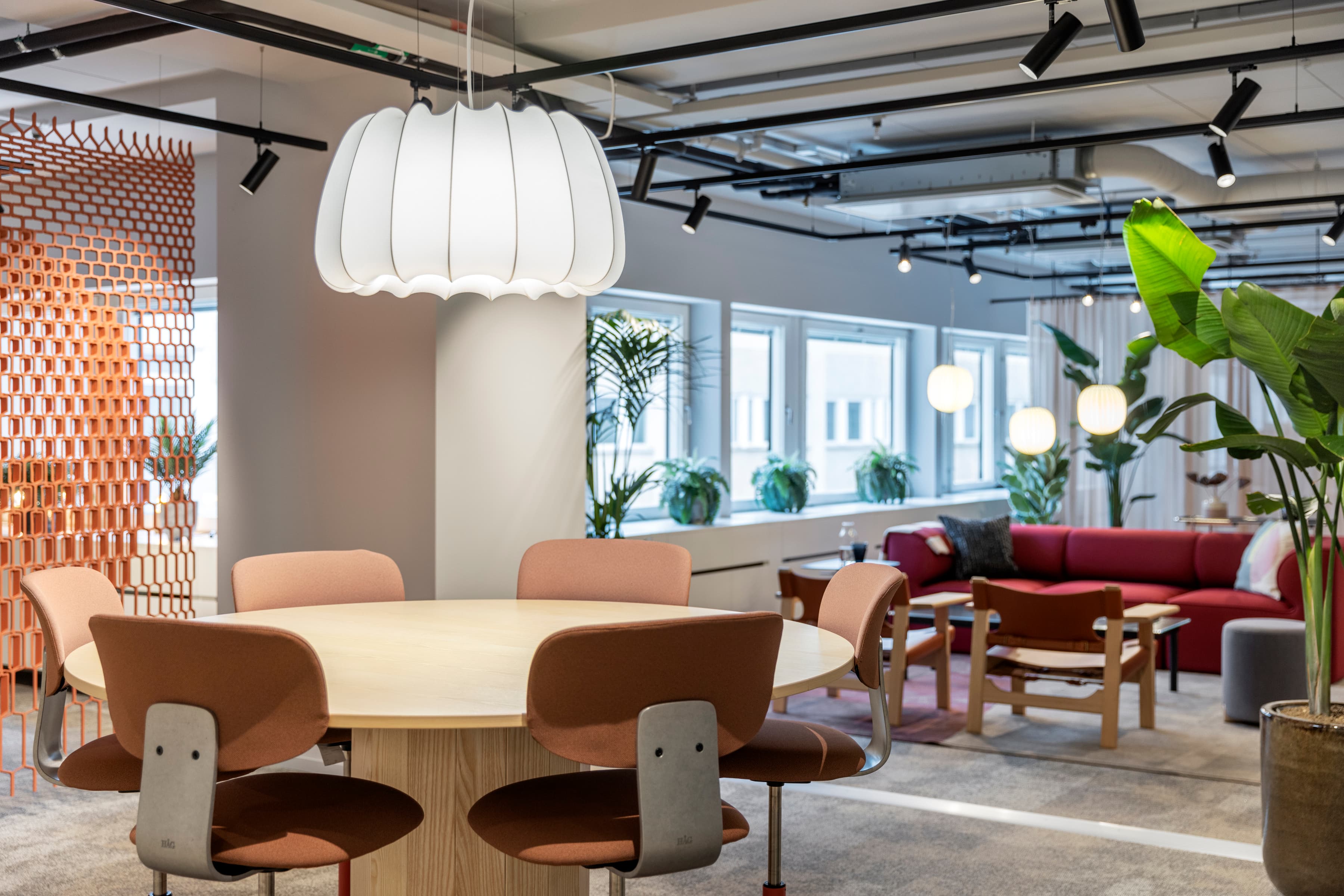 Ett rum fyllt med massor av möbler och växter.