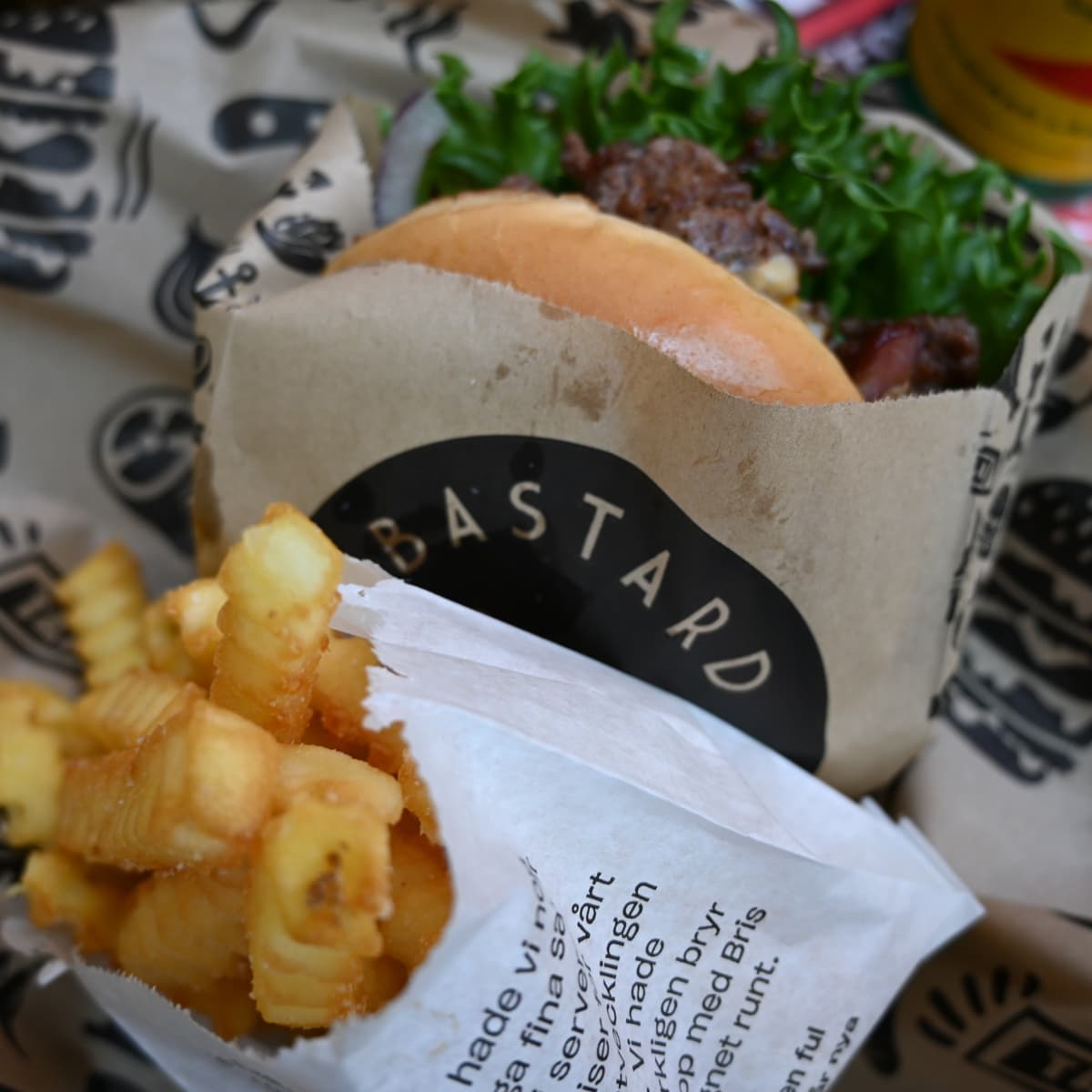 En närbild av en korg med mat på ett bord.