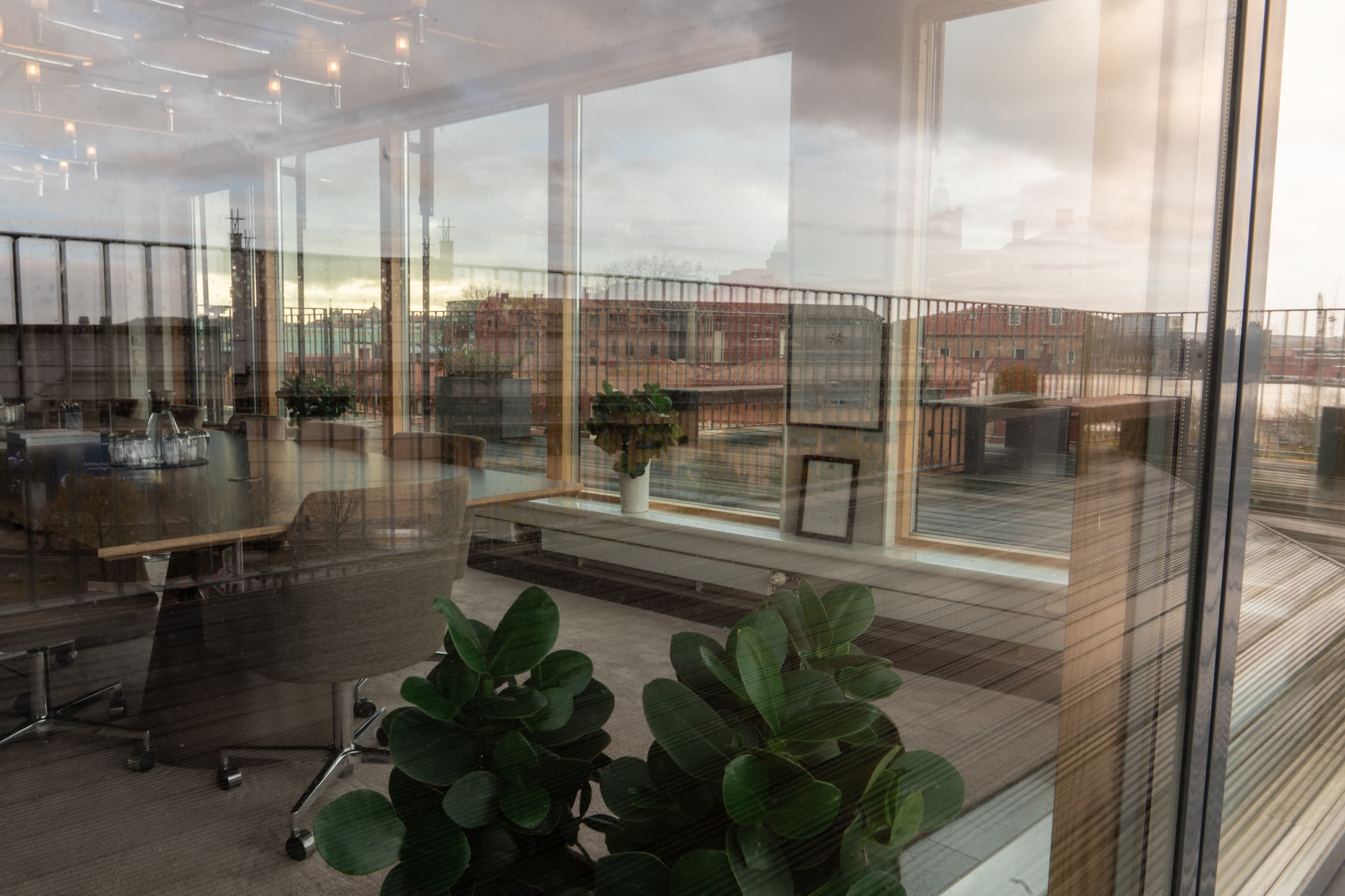 Ett kontor med utsikt över en stad.