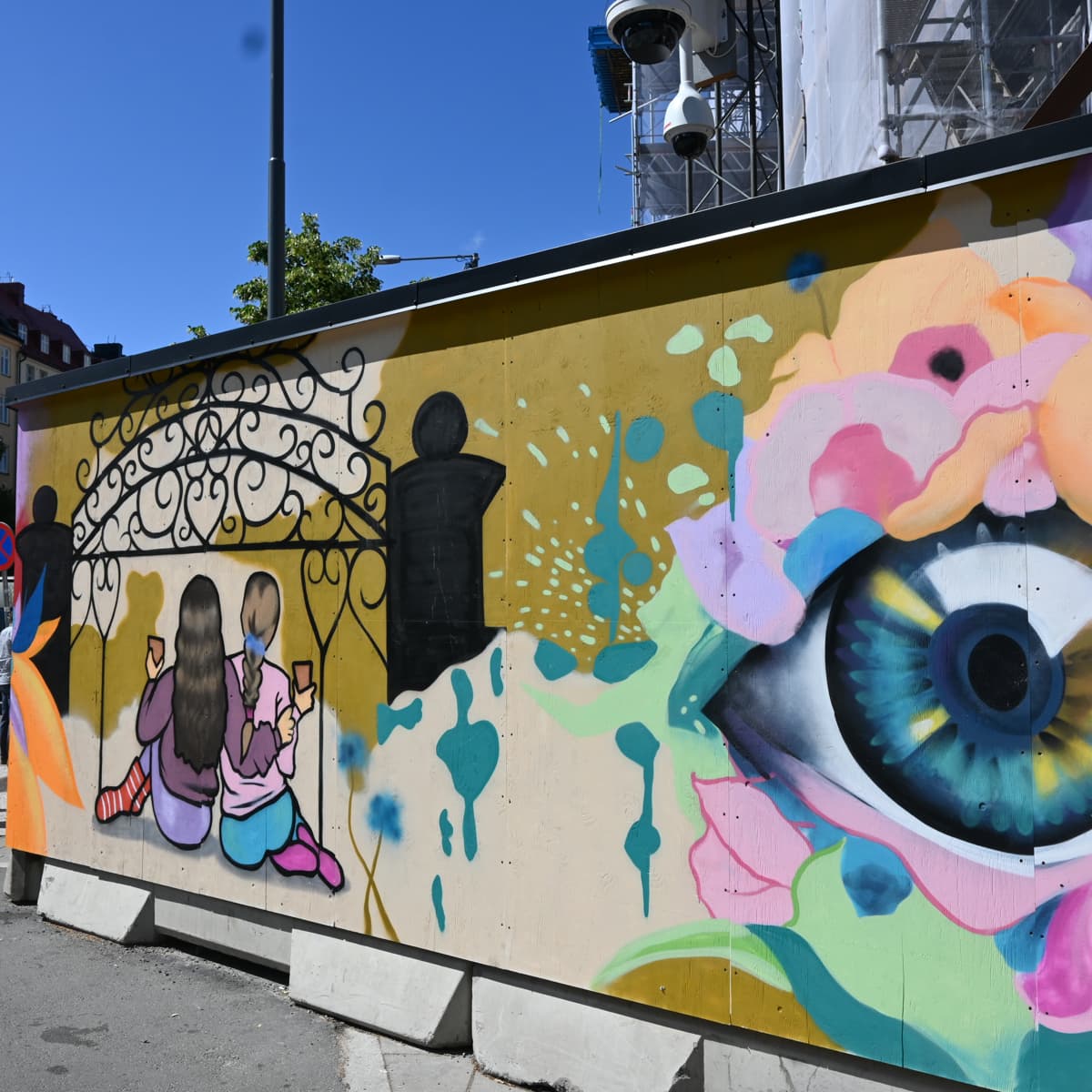 En färgglad vägg med ett öga målat på den.