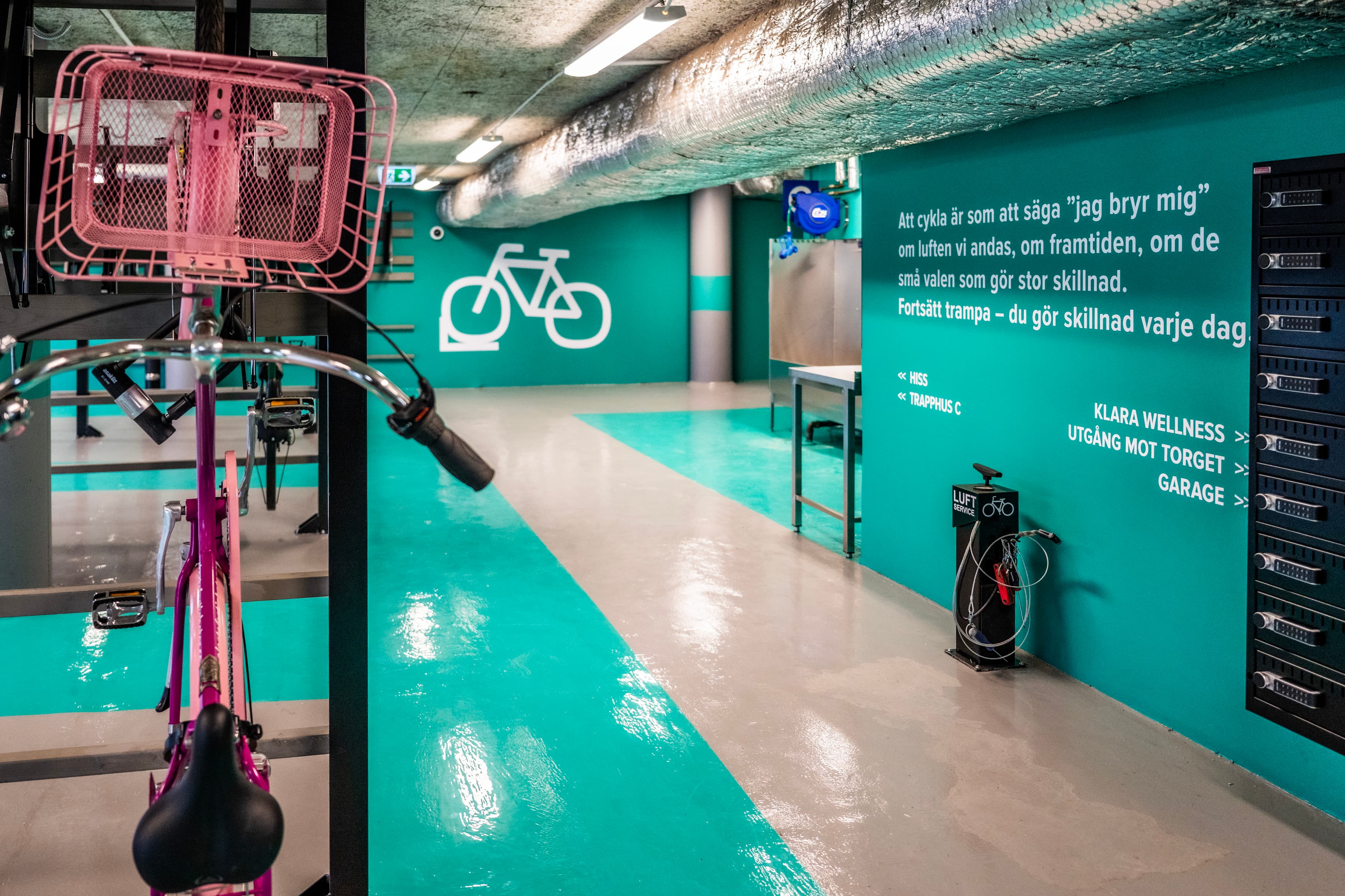 En cykel står parkerad inne i en byggnad.