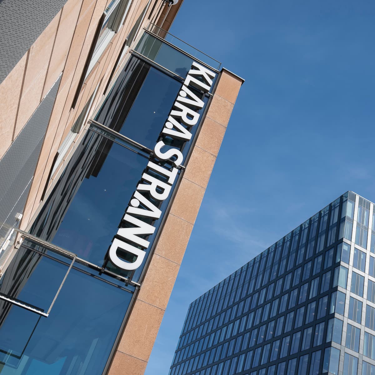 En hög byggnad med en skylt på sidan av den.