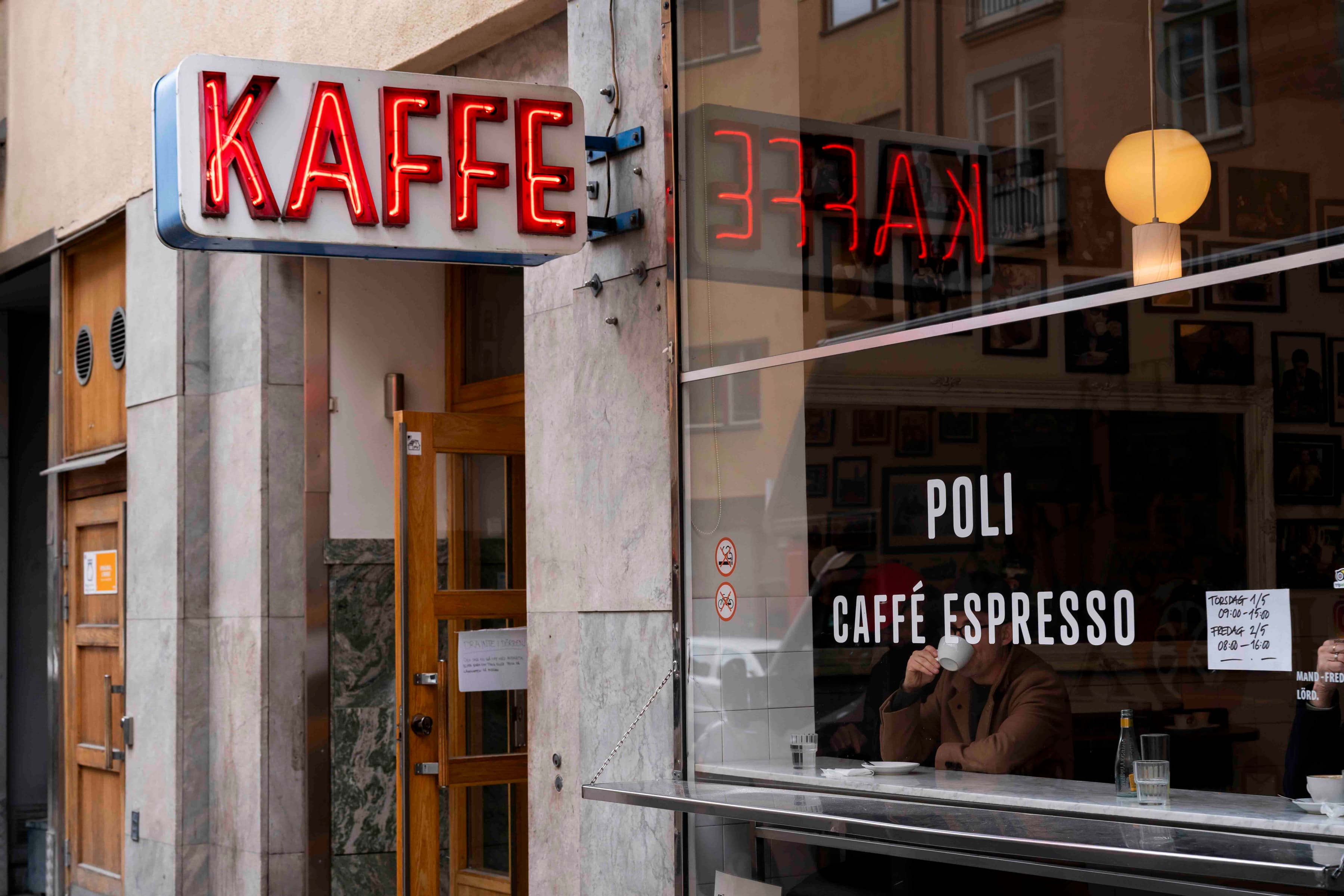 Ett café med en skylt där det står kaffe.