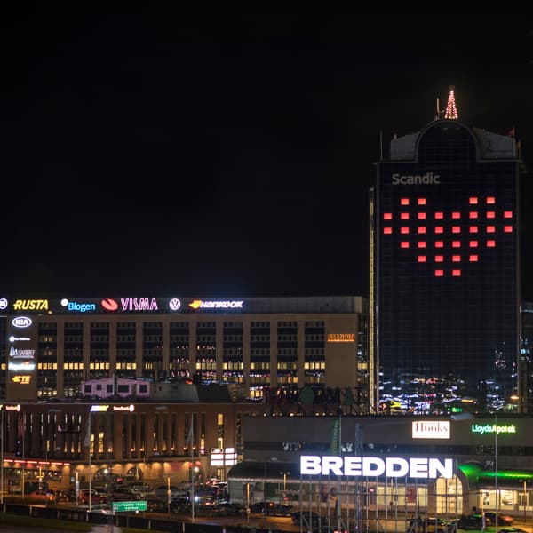 En stor byggnad med många lampor på.