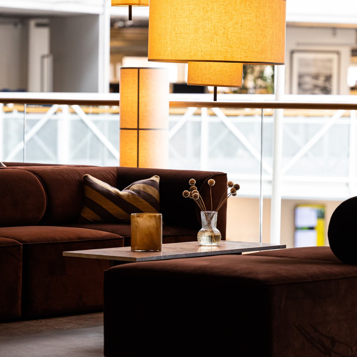 Ett vardagsrum fyllt med möbler och lampor.