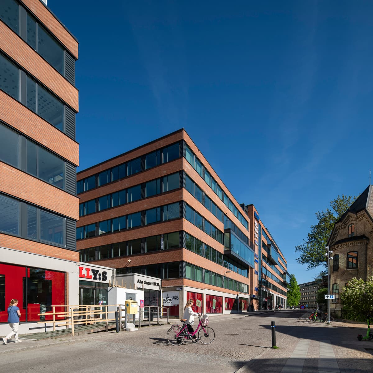 En person som cyklar på en gata i en stad.