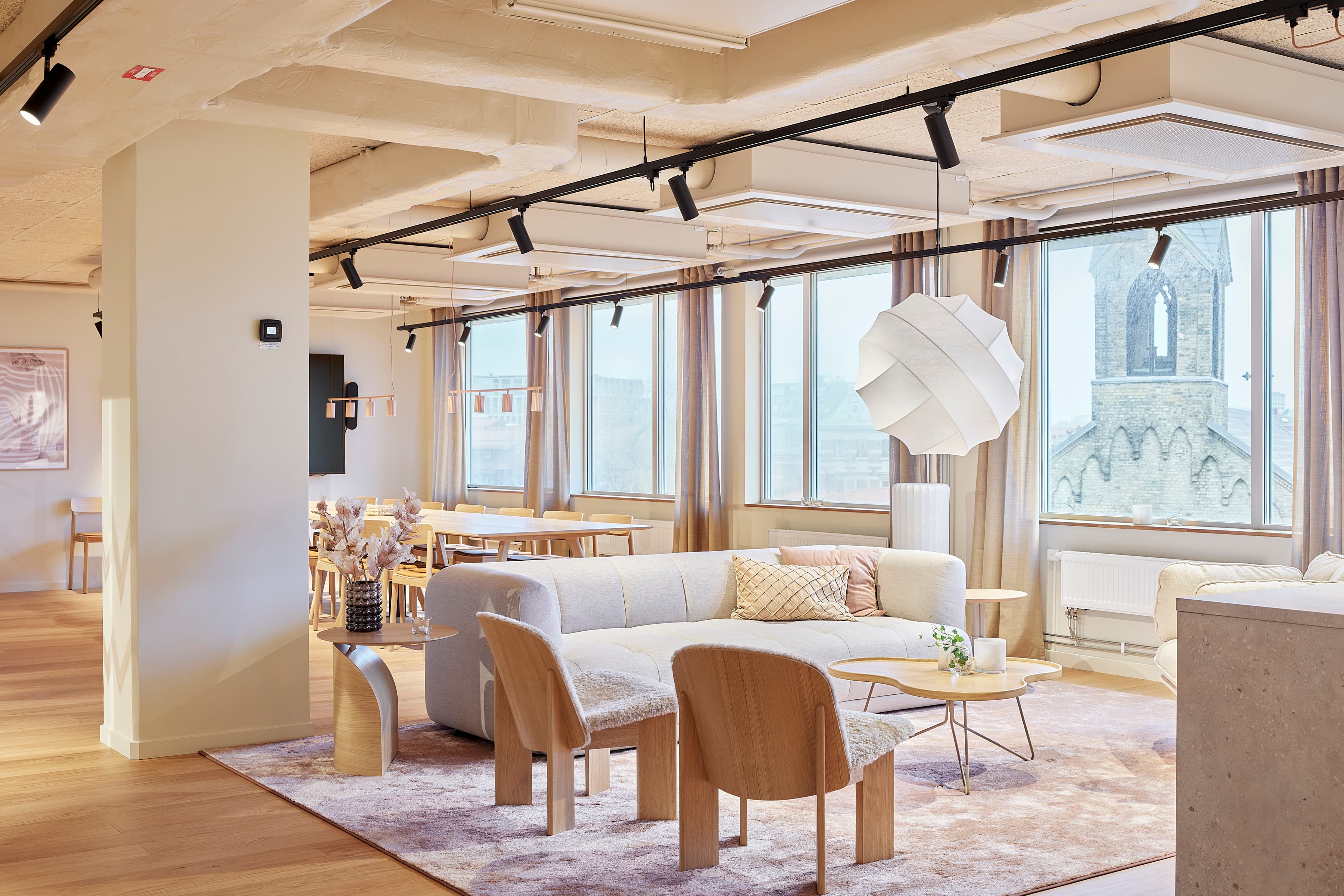 Ett vardagsrum fyllt med möbler och ett stort fönster.