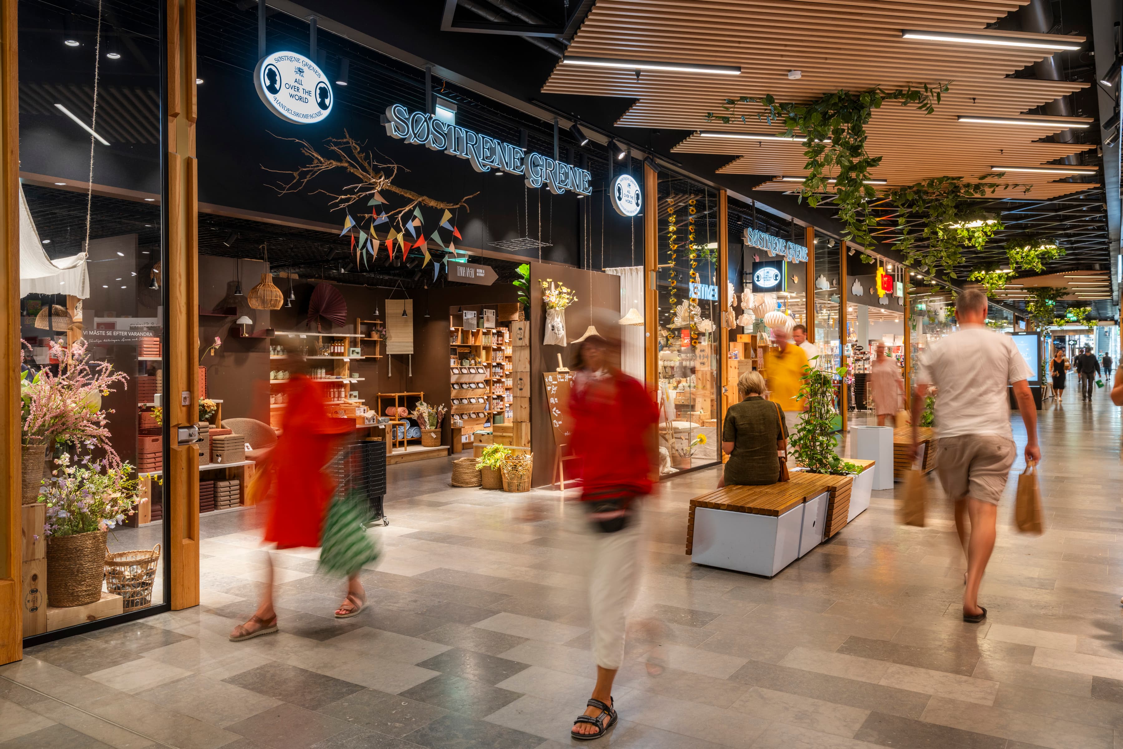 En grupp människor som går inne i en butik.