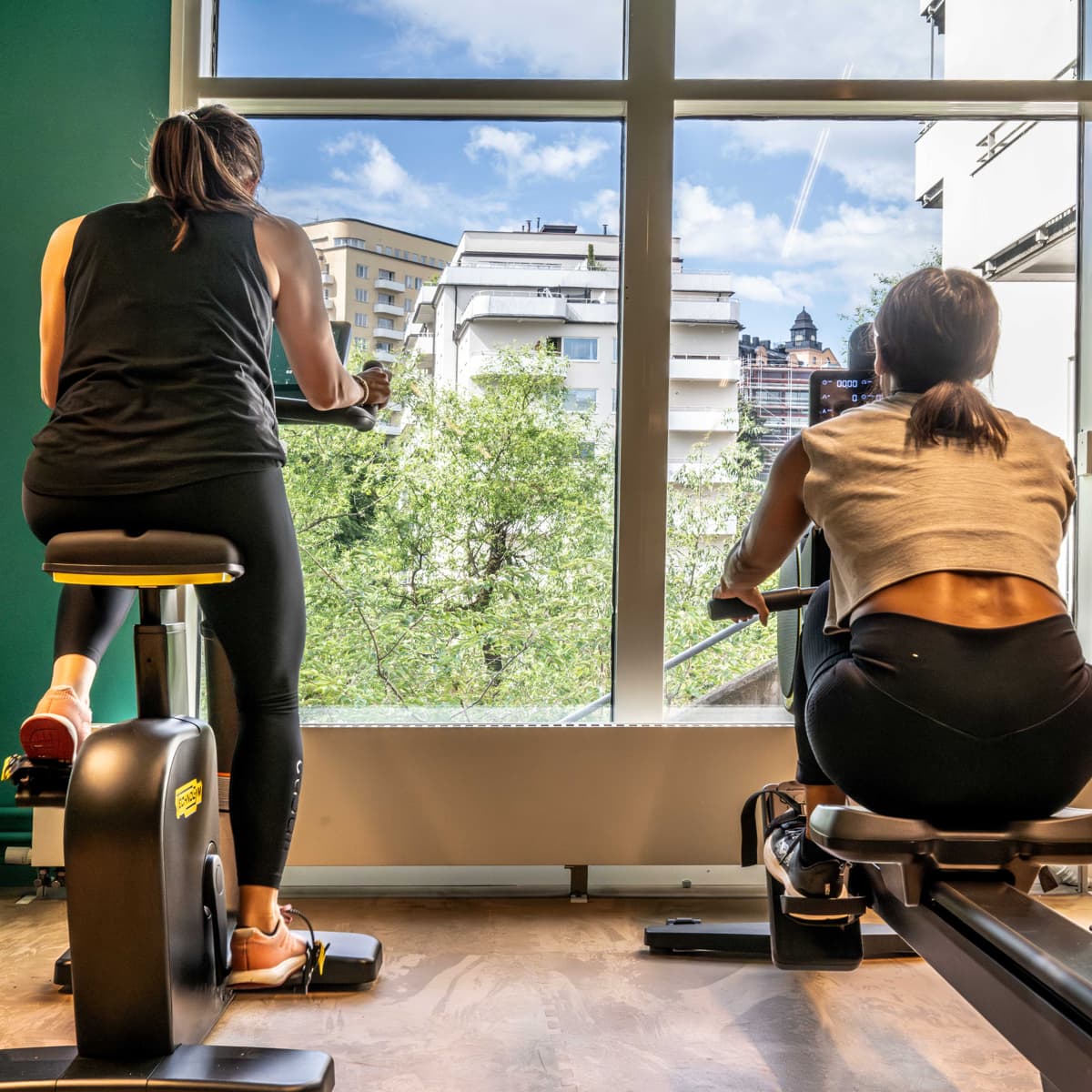 Några personer som är på ett gym.