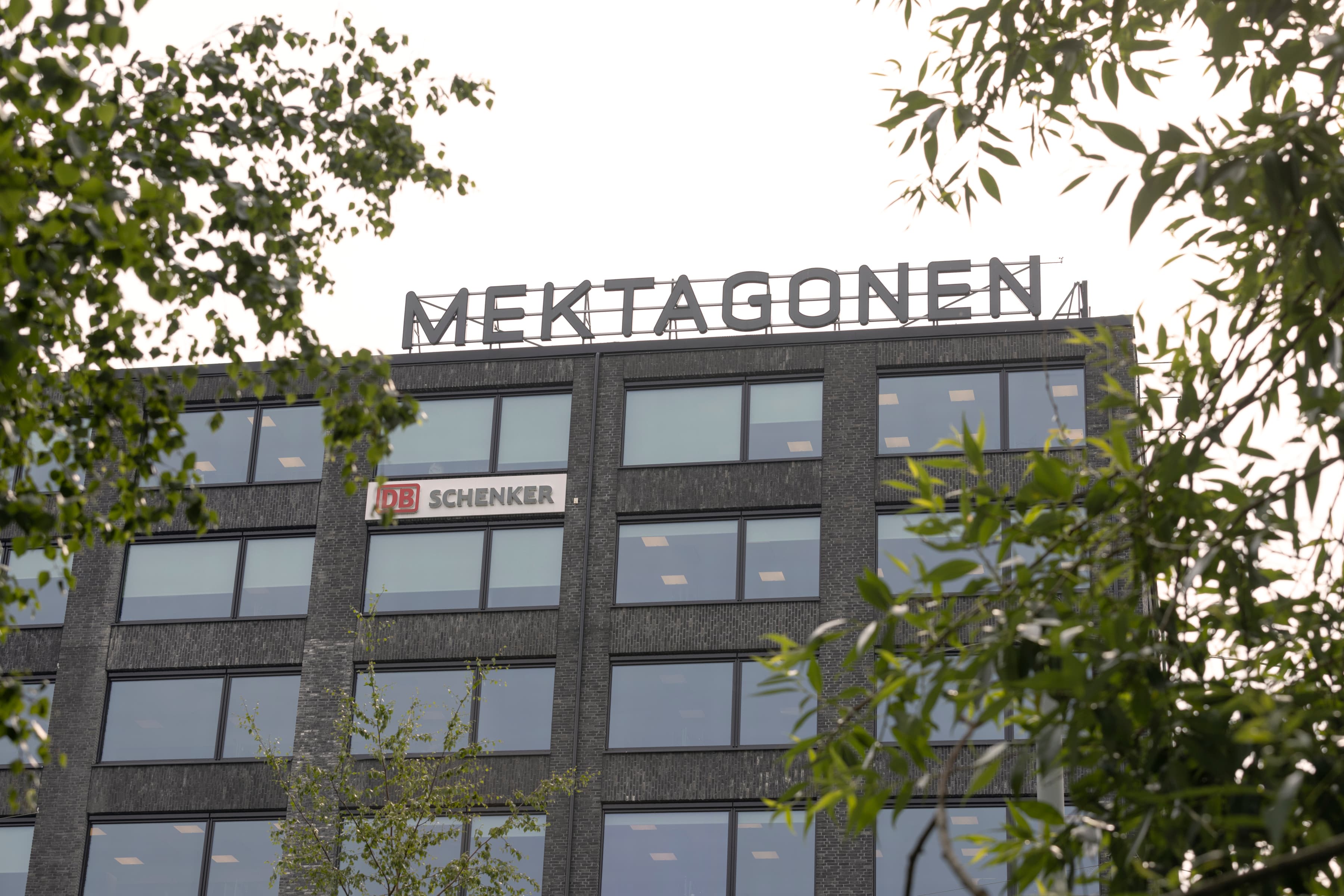 En hög byggnad med en skylt på toppen av den.