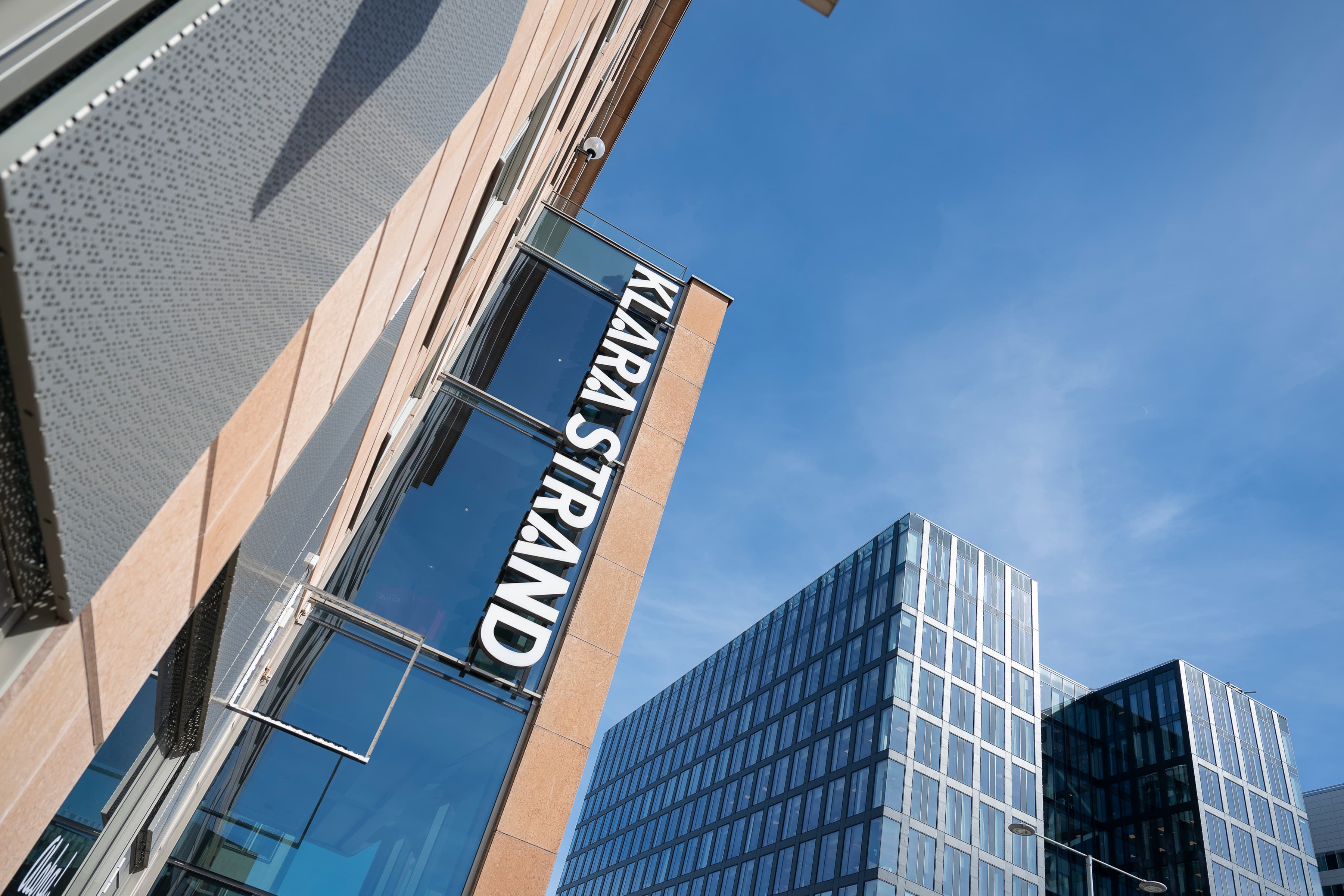 En hög byggnad med en skylt på sidan av den.