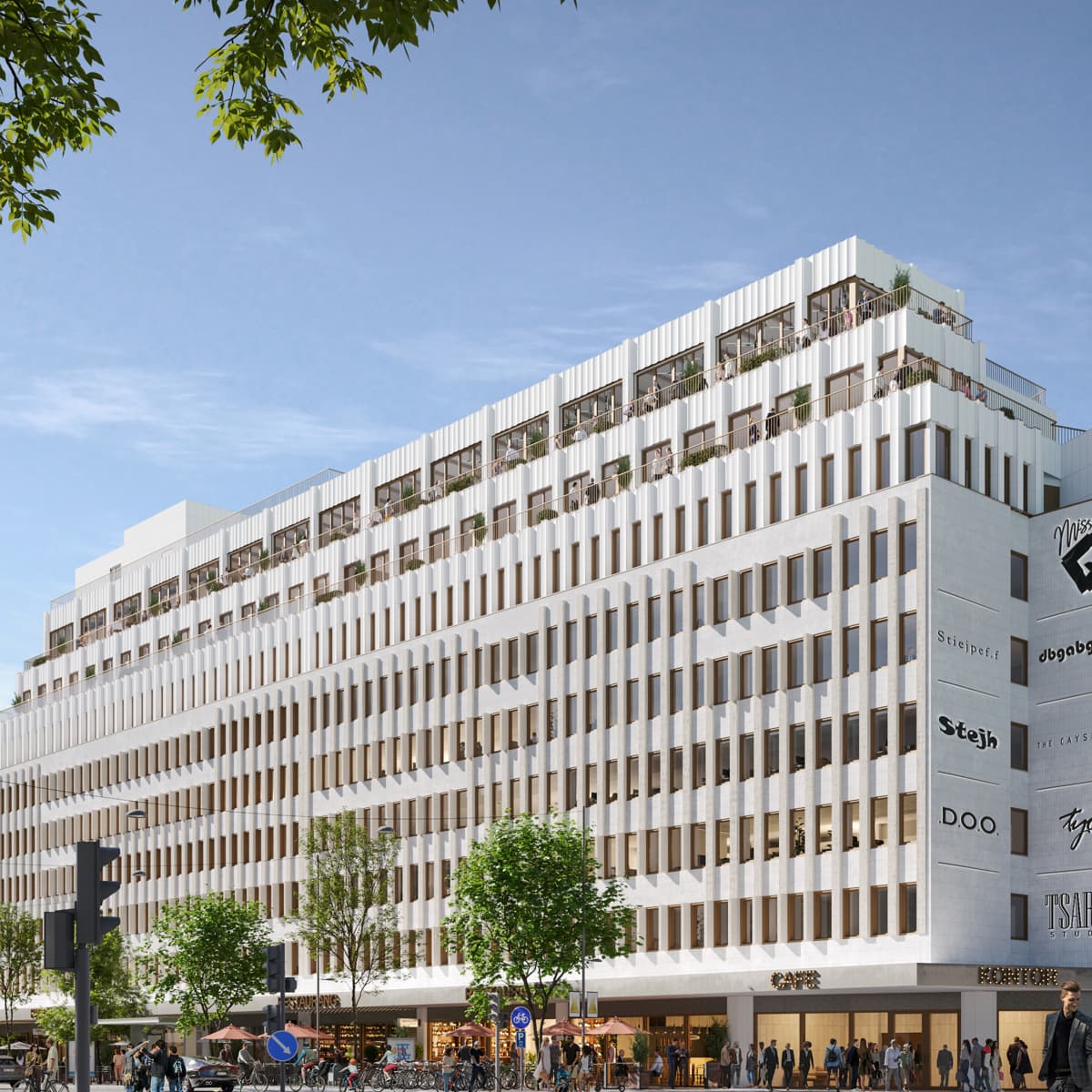 En stor vit byggnad som står vid sidan av en väg.