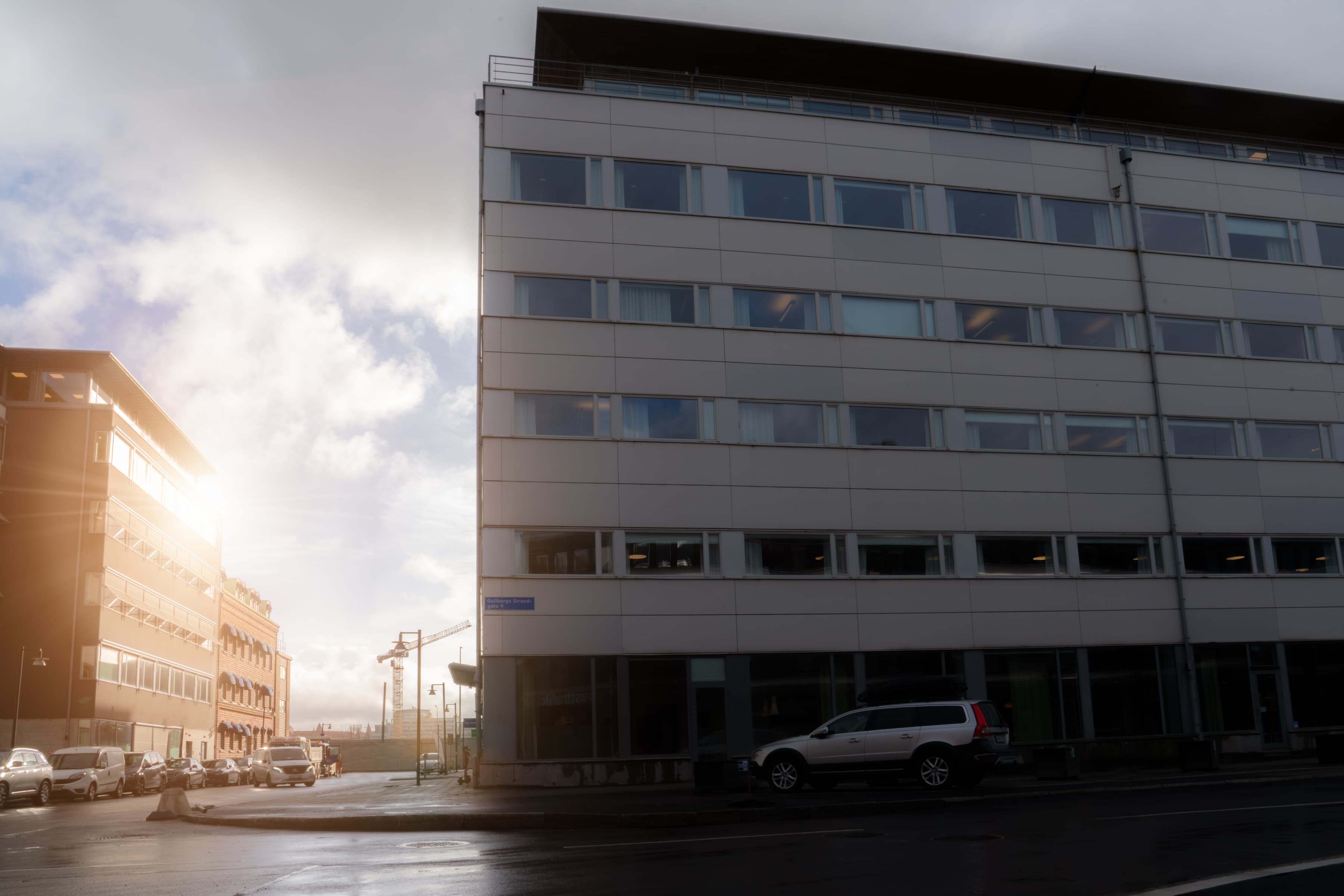 En mycket hög byggnad som ligger vid sidan av en väg.