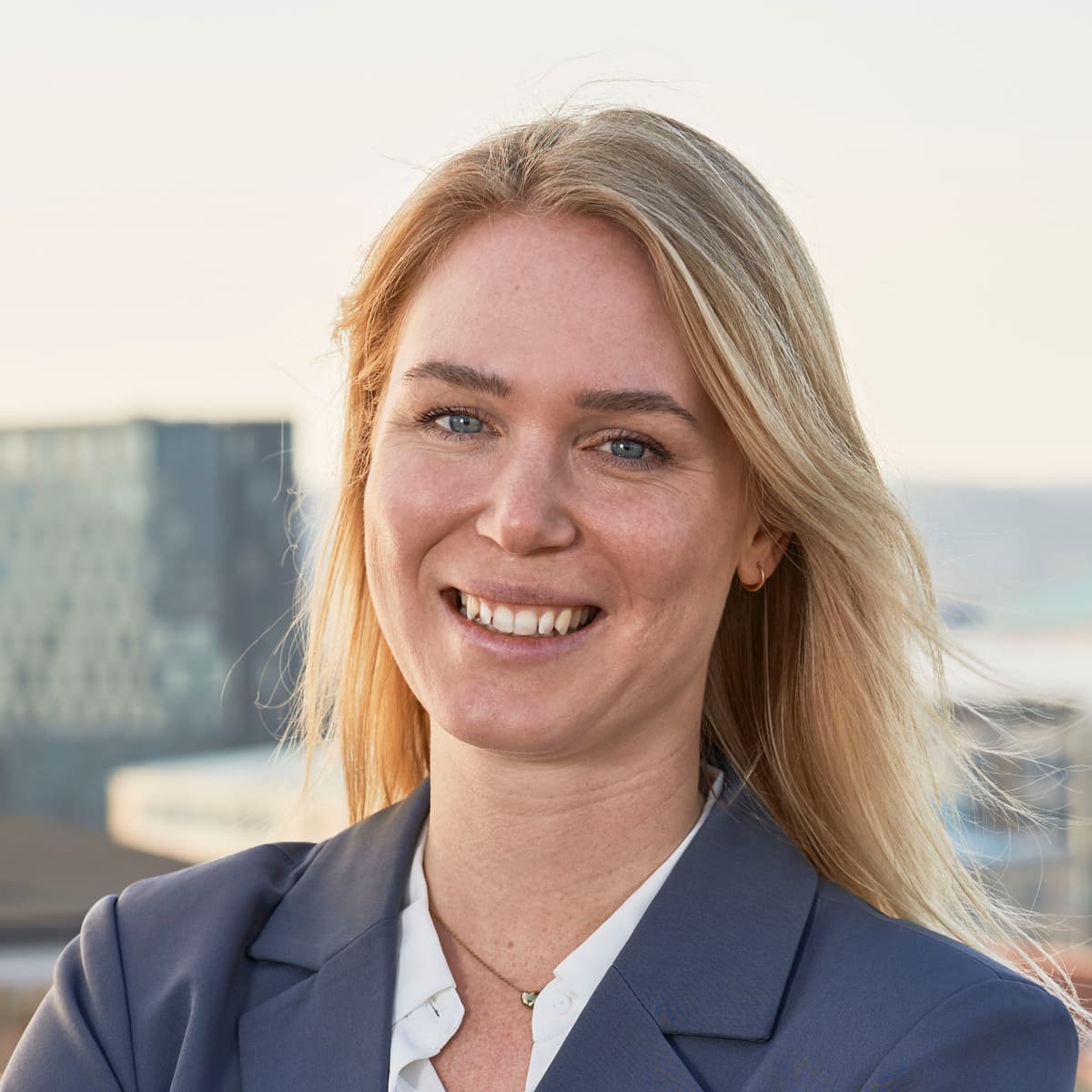 En kvinna i kostym står på en balkong.