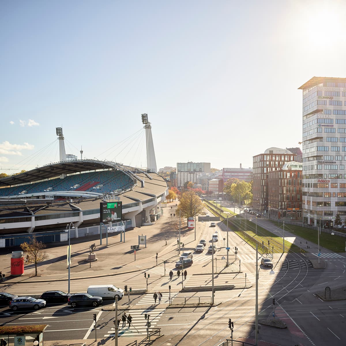 Solen skiner över en gata i en Göteborg.