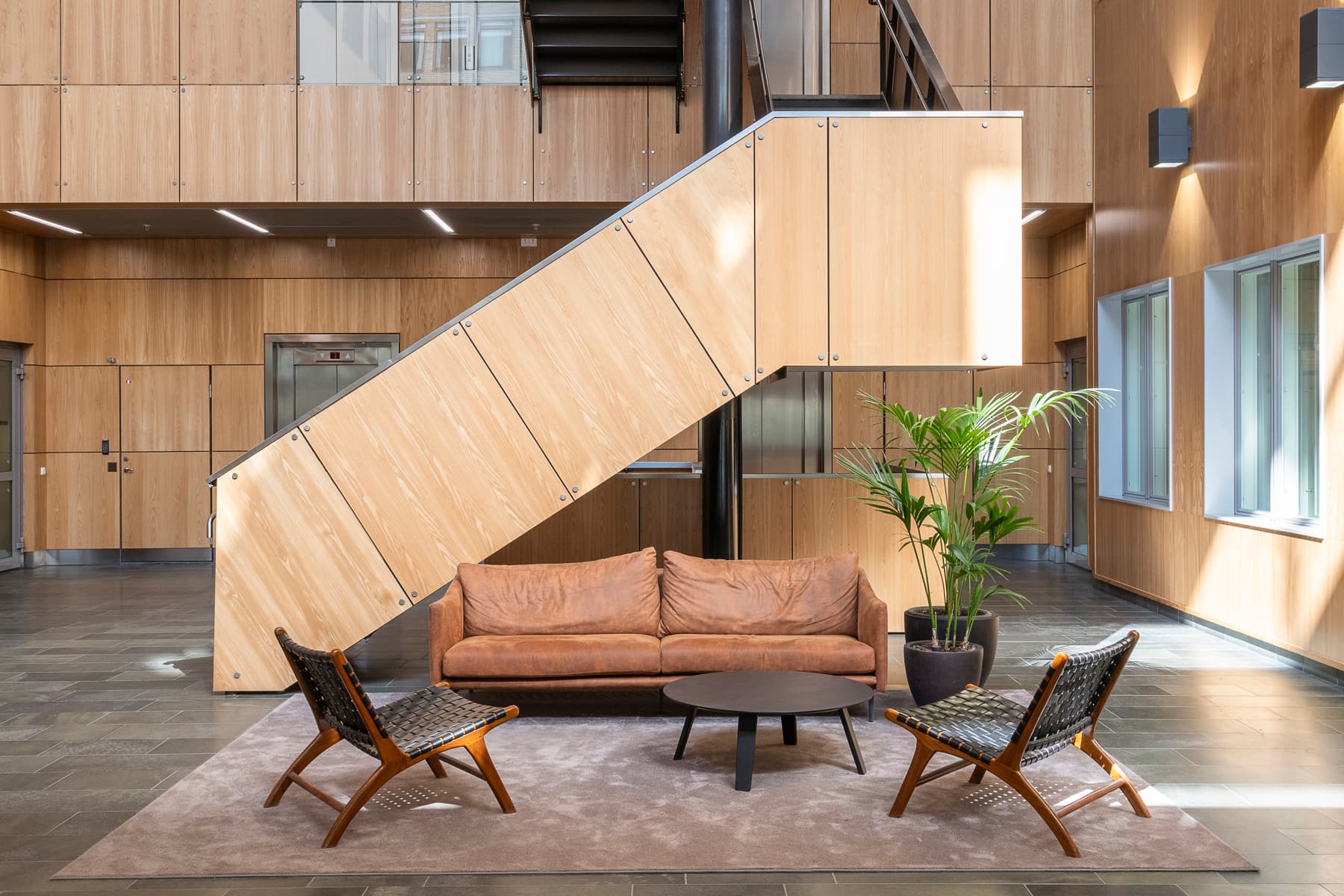 Ett vardagsrum fyllt med möbler och en trappa.