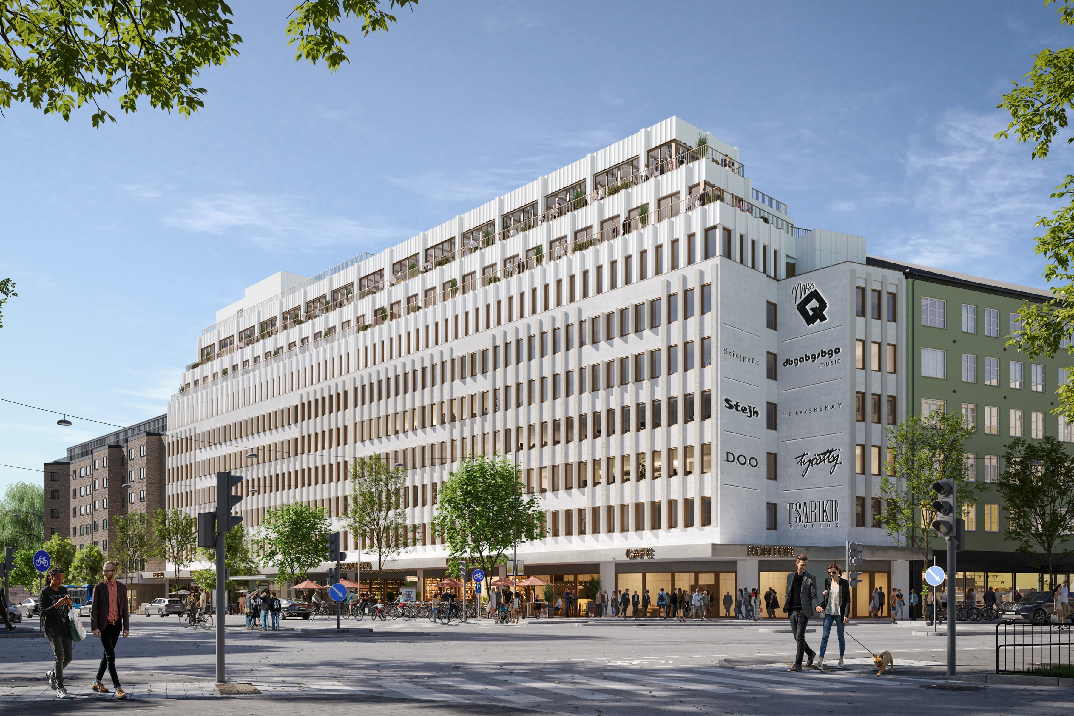 En stor vit byggnad som står vid sidan av en väg.