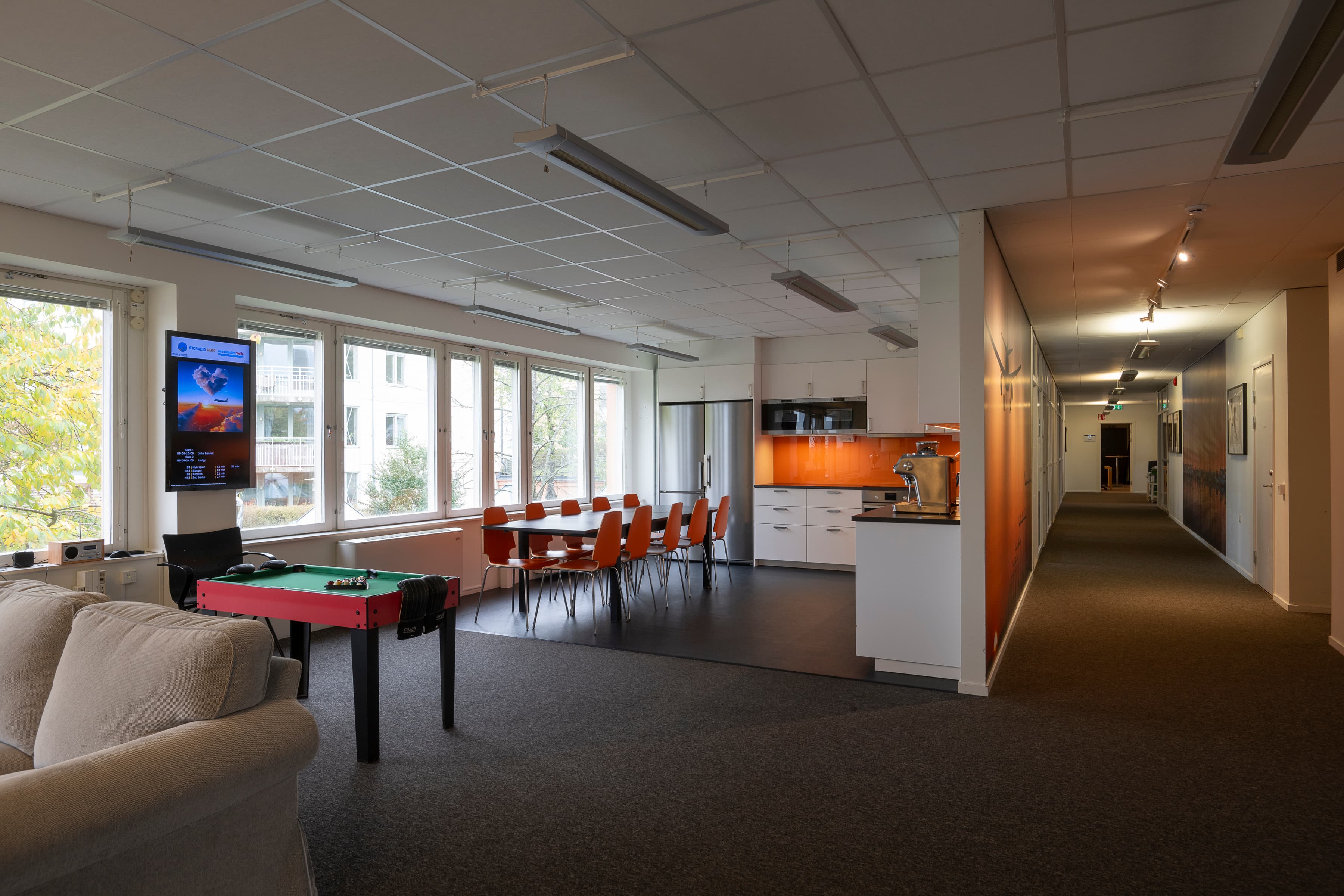 Ett vardagsrum fyllt med möbler och en platt-tv.