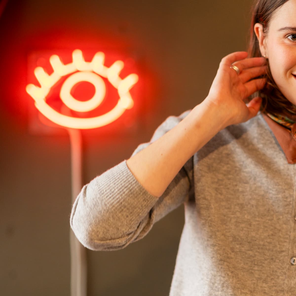 En kvinna som står framför ett rödljus.