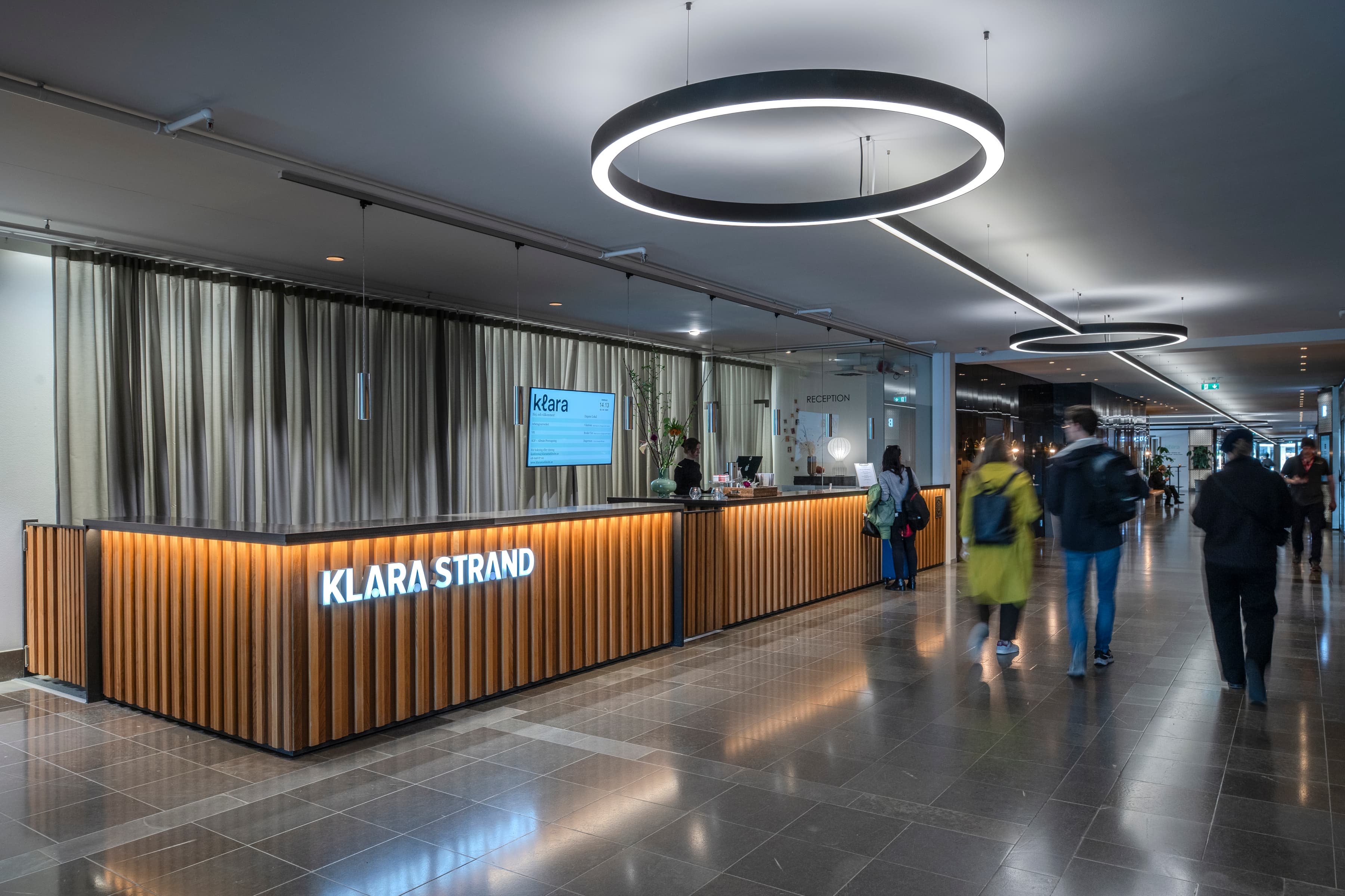 En grupp människor som går genom en lobby.