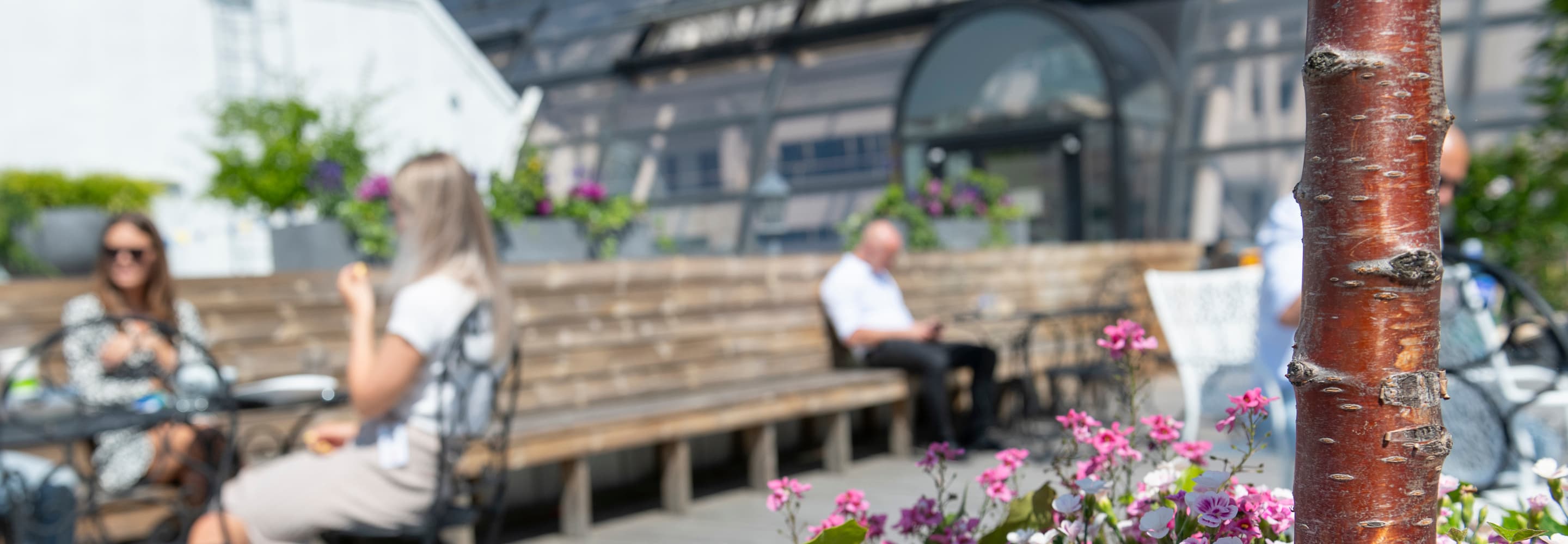En grupp människor som sitter runt ett träbord.