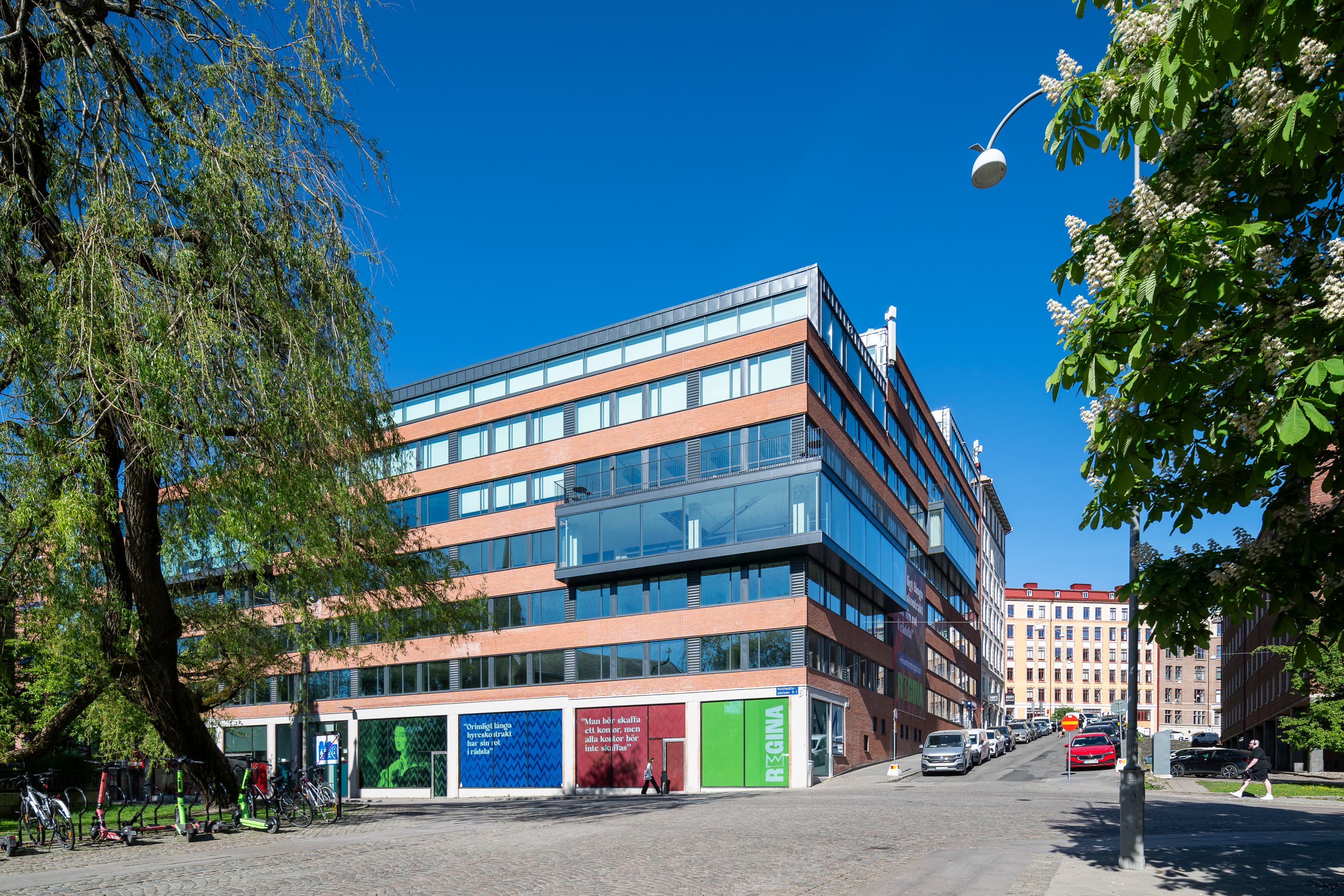 En byggnad med många fönster på sidan av den.