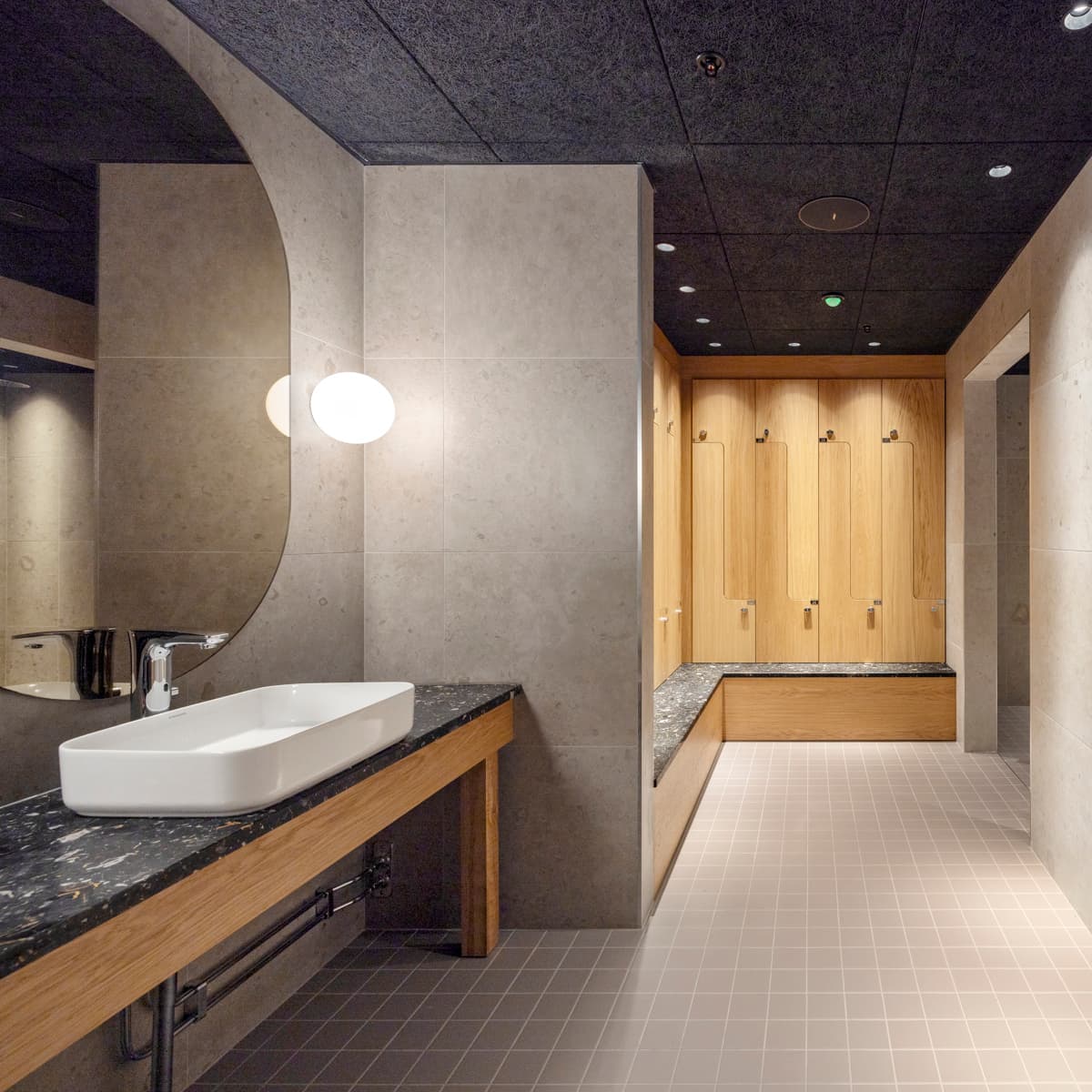 Ett badrum med handfat och spegel.