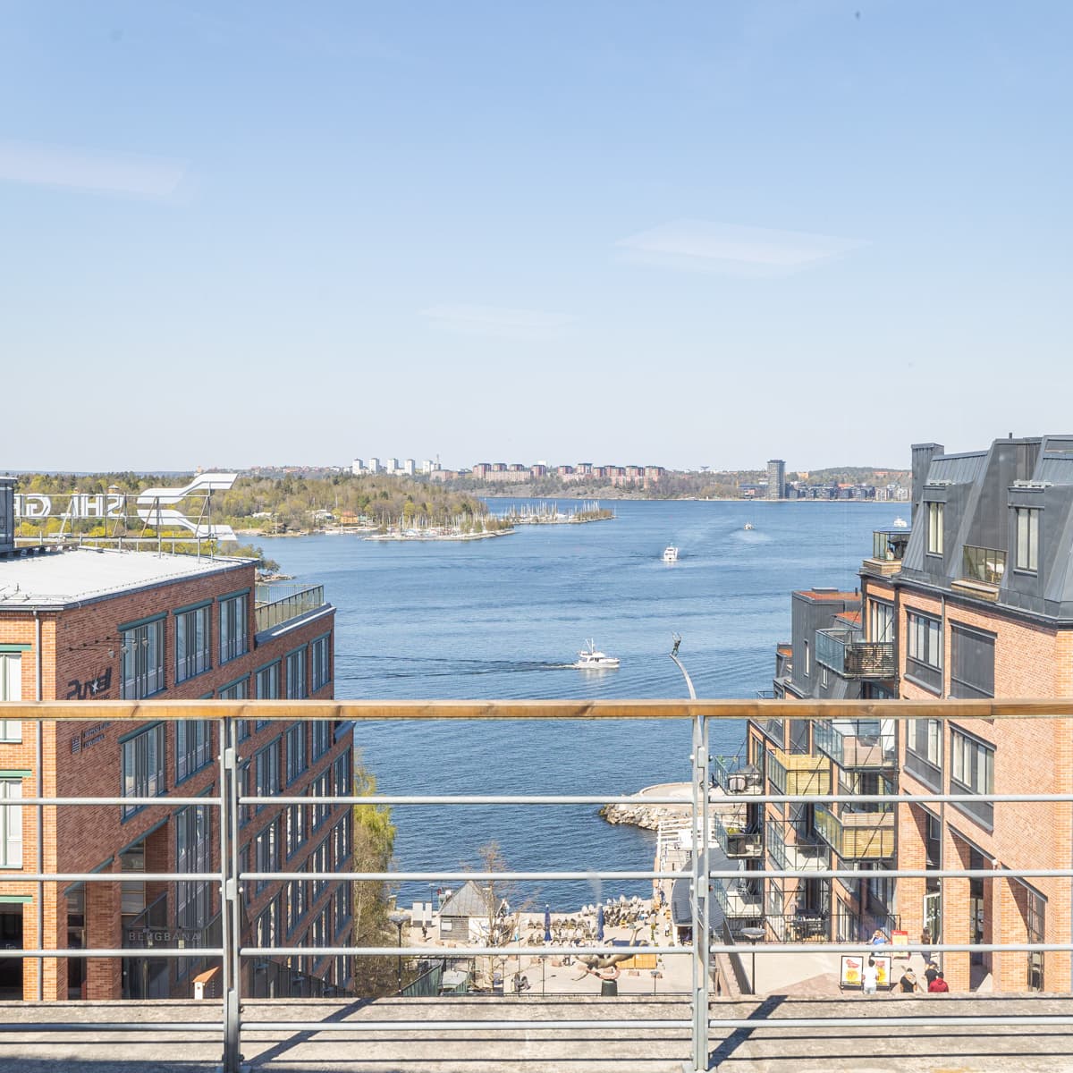 Utsikt över en flod från ett fönster.