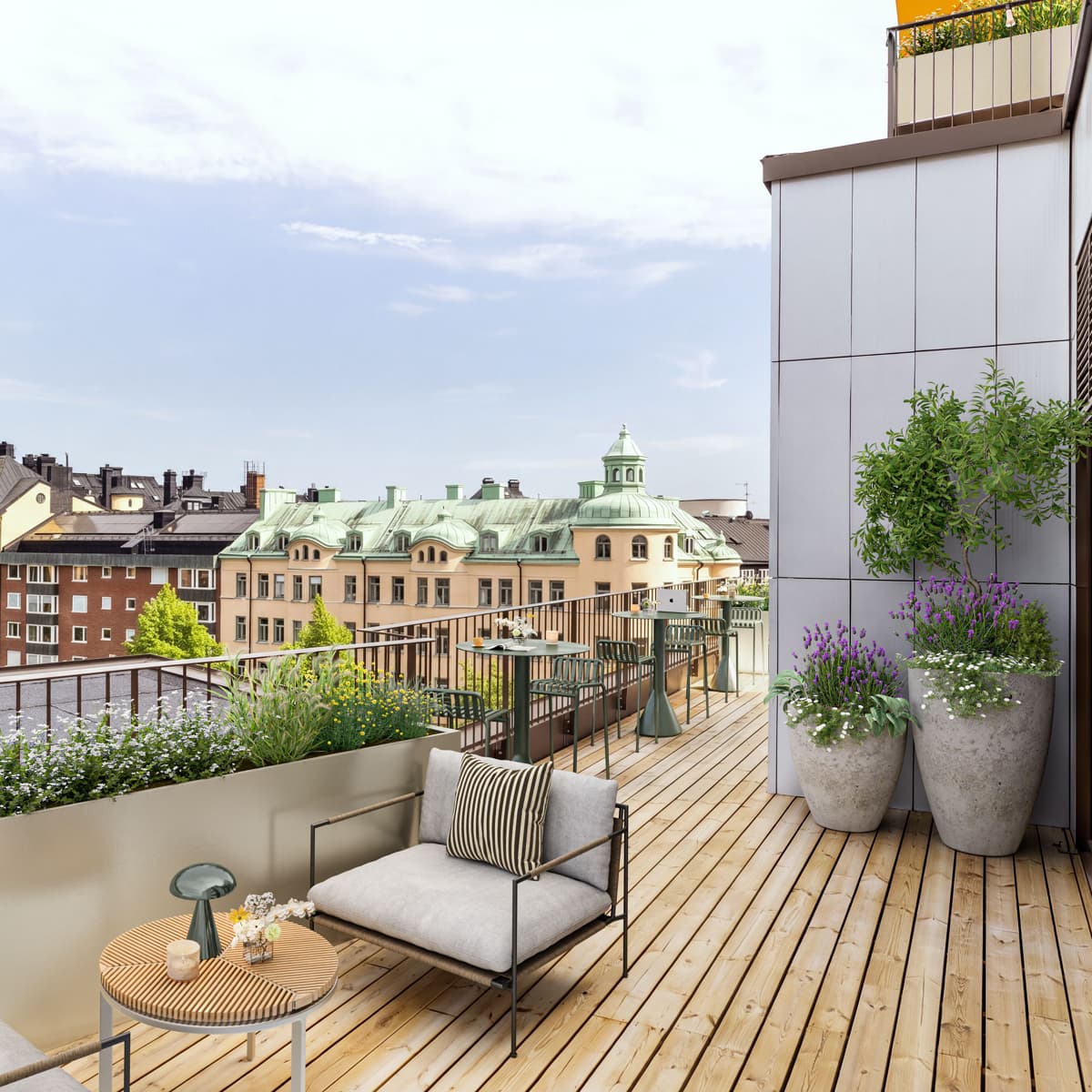 Terrass på Fridhemsplan med utsikt över takåsar.