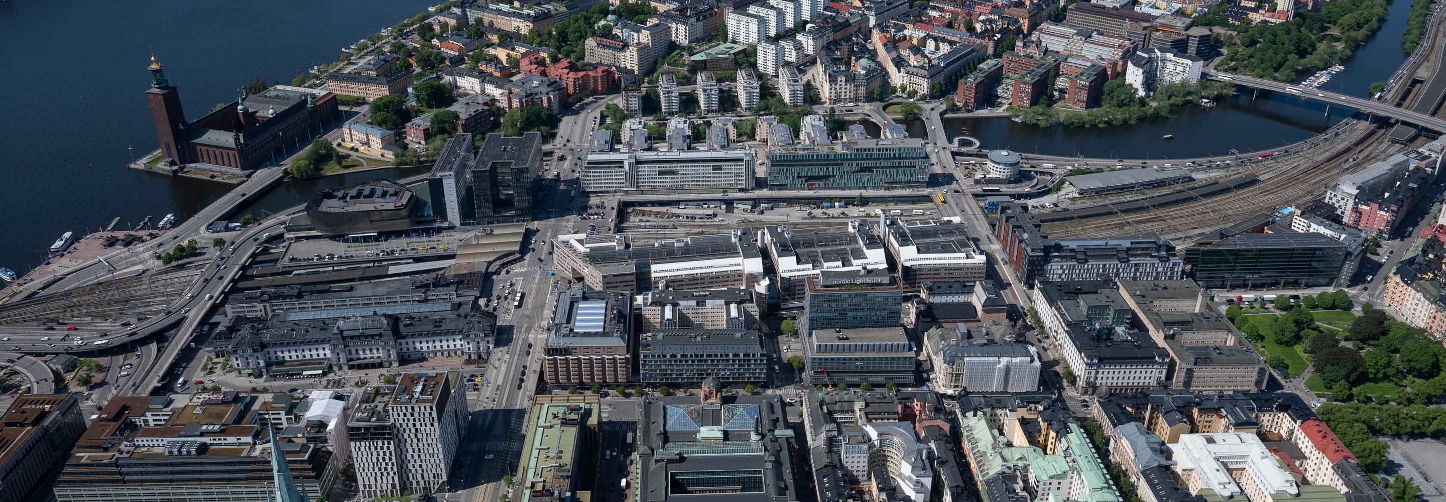 En flygbild av en stad med en flod som rinner genom den.