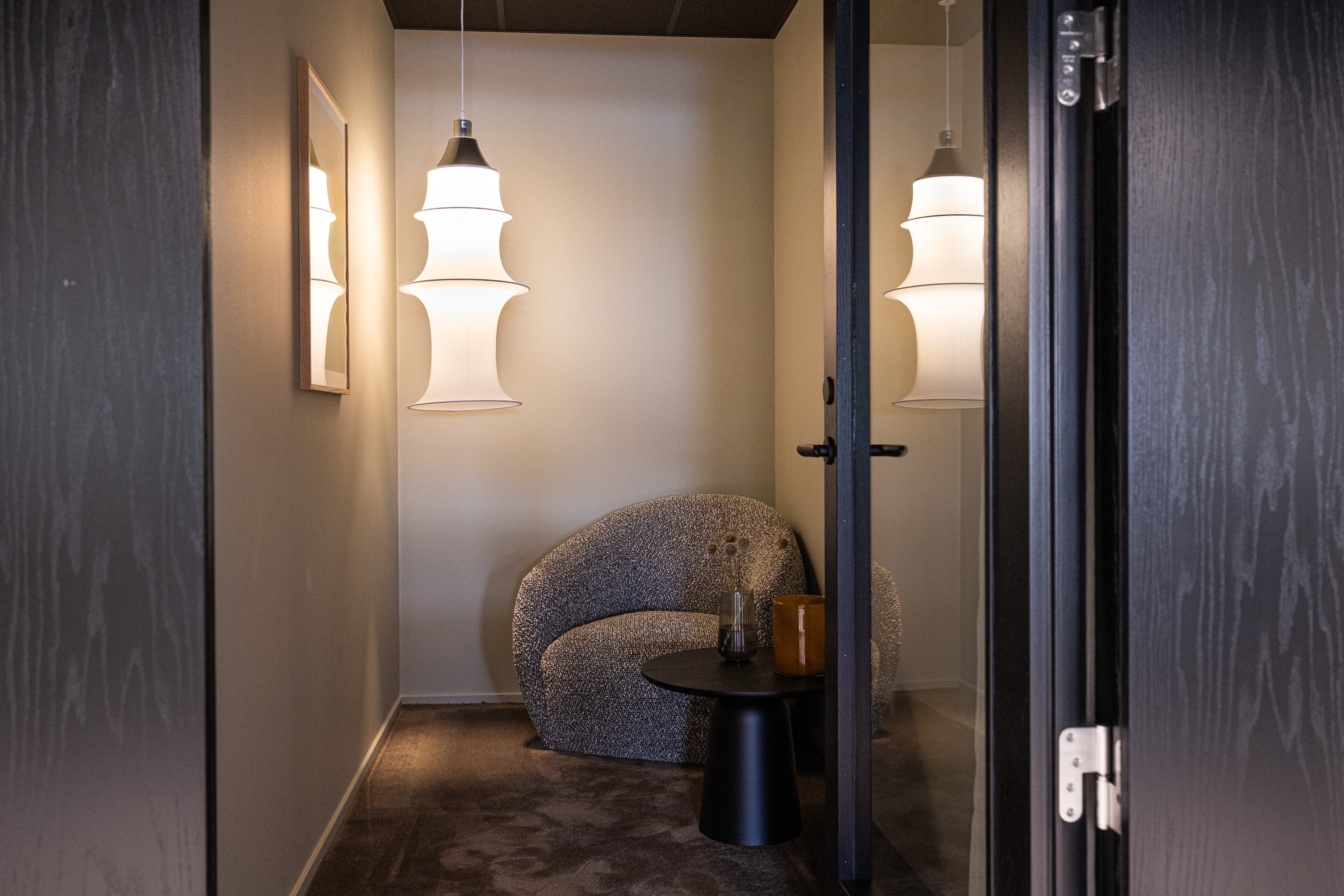 Ett rum med en stol och ett bord i.