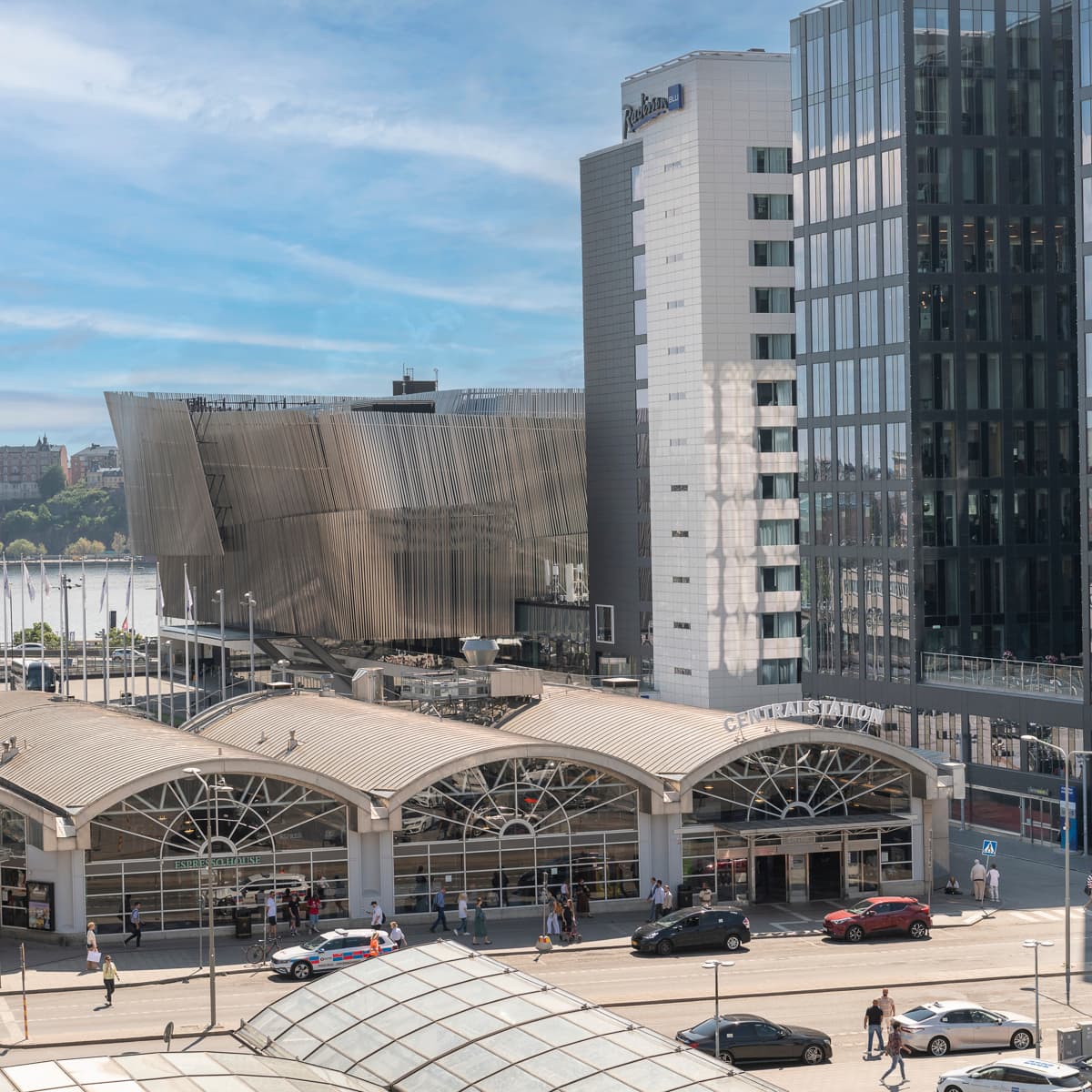 En utsikt över en tågstation i en stad.