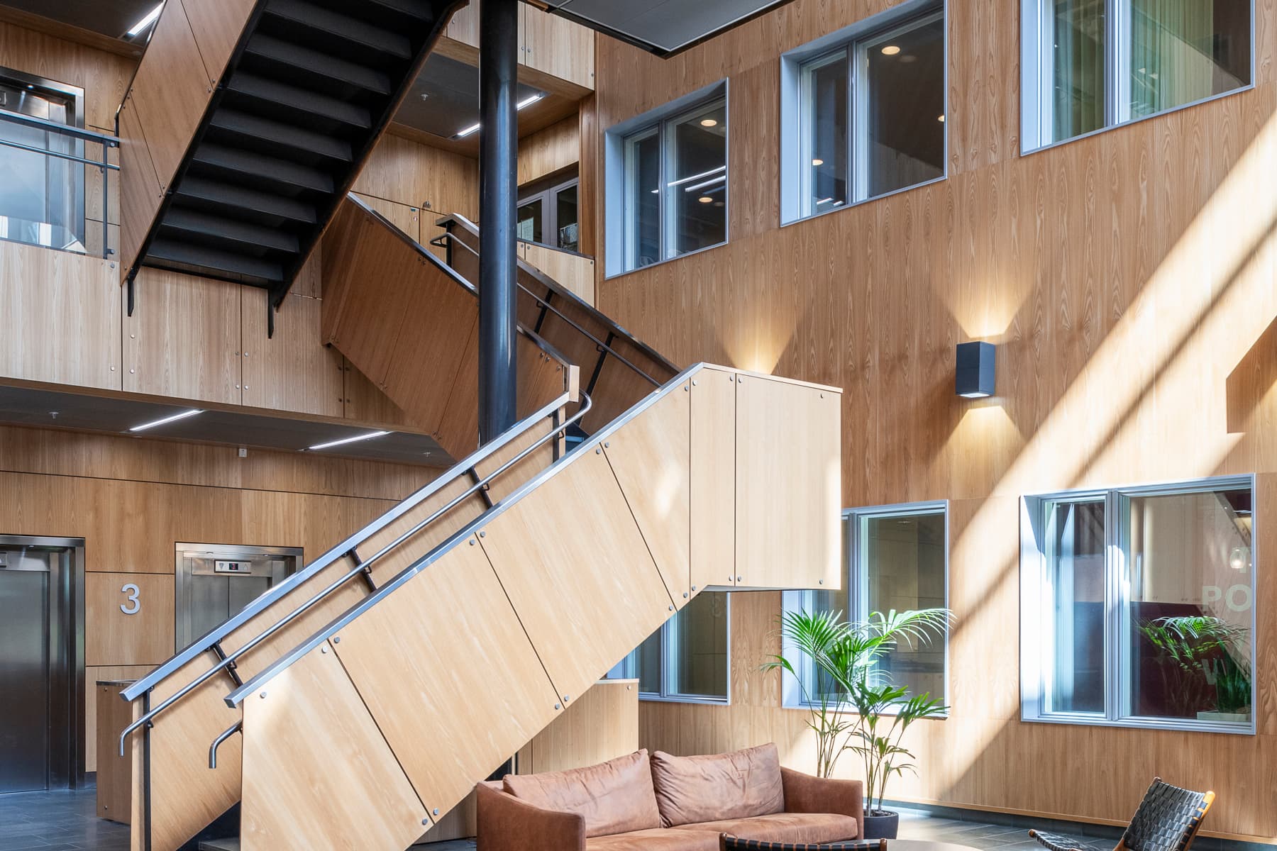 Ett vardagsrum fyllt med möbler och en trappa.