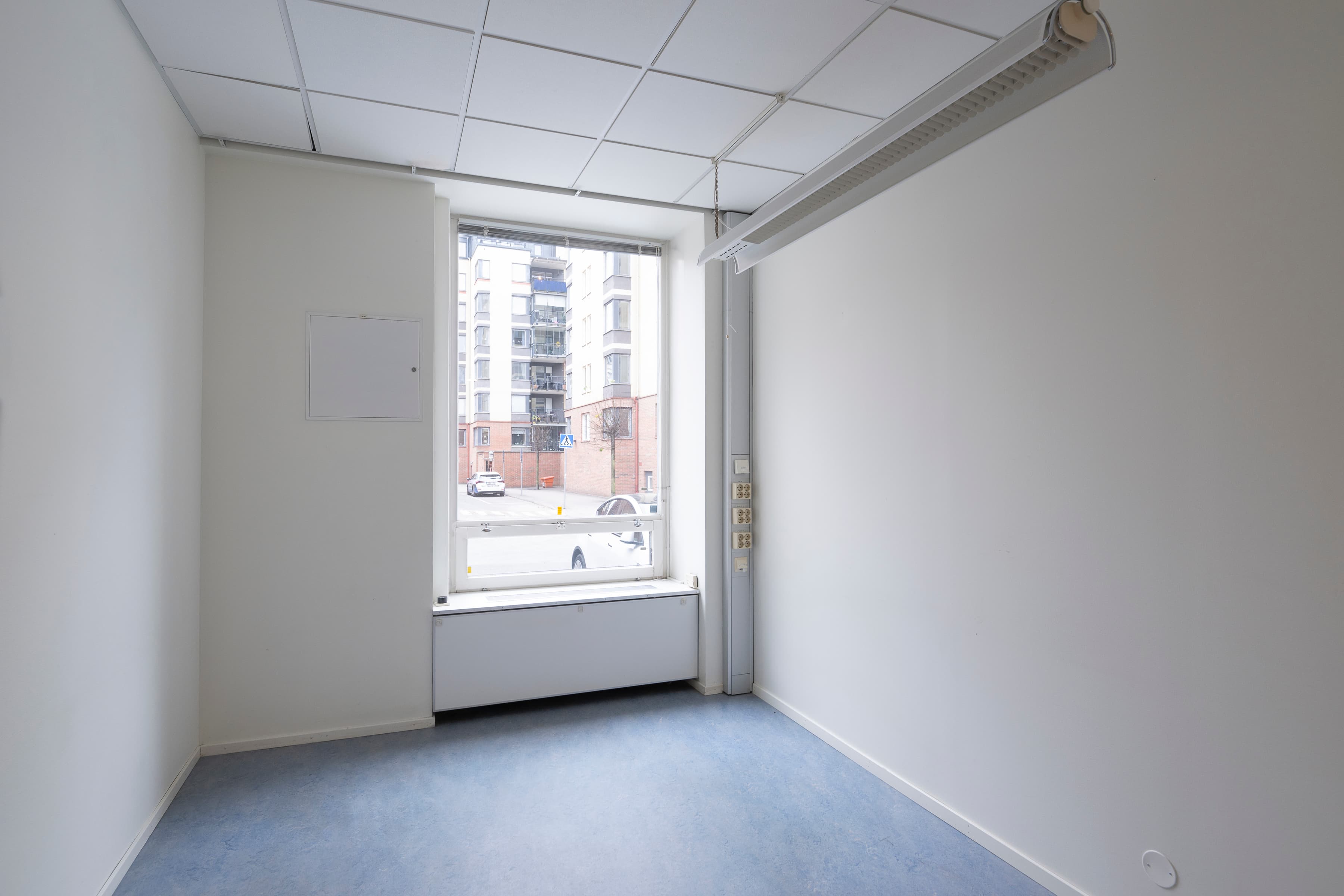 Ett tomt mötesrum med ett stort fönster.