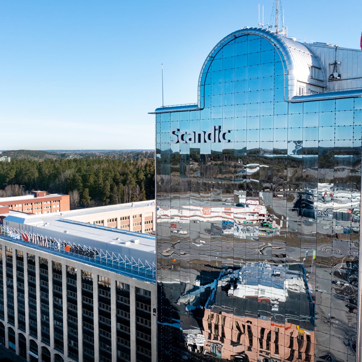 En stor byggnad med en stor glasbyggnad på.