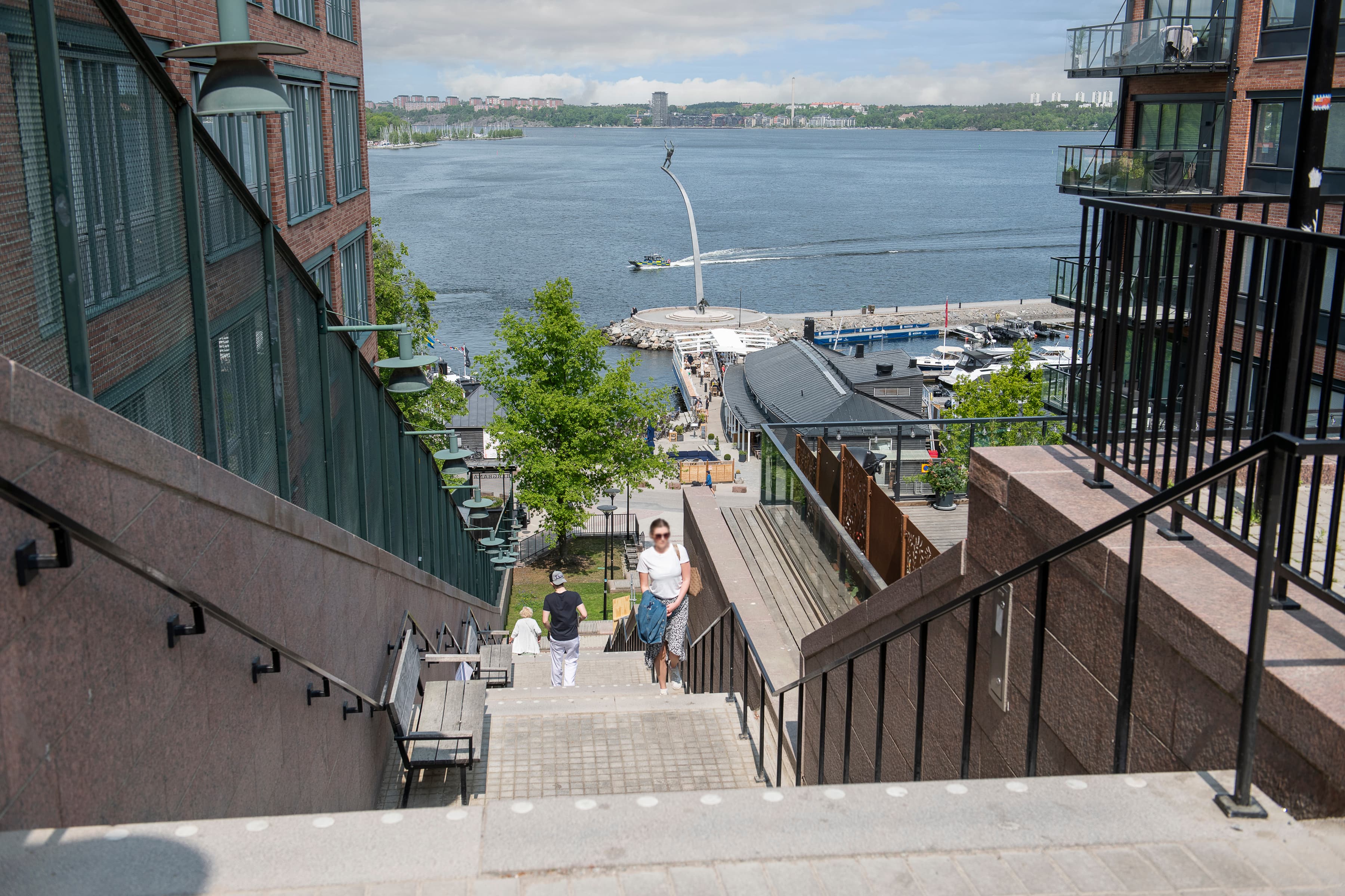 En grupp människor som går nerför en trappa.