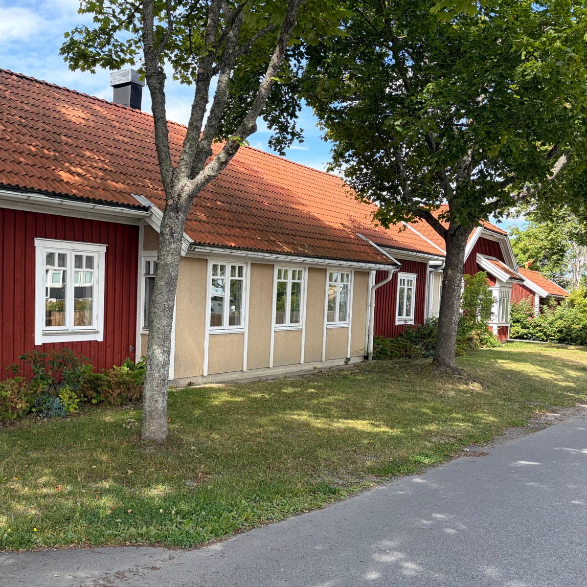 Ett rött och vitt hus med rött tak.