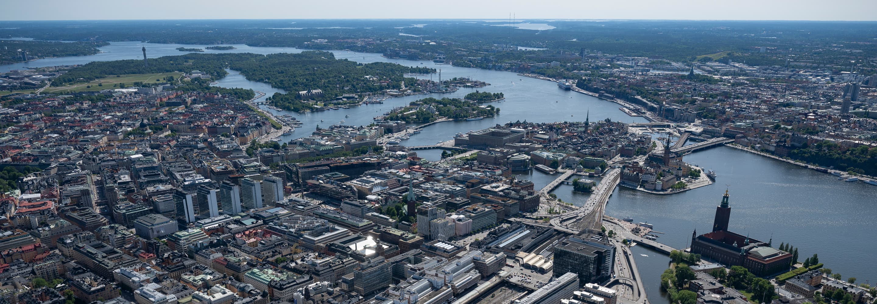 En flygbild av en stad och en flod.