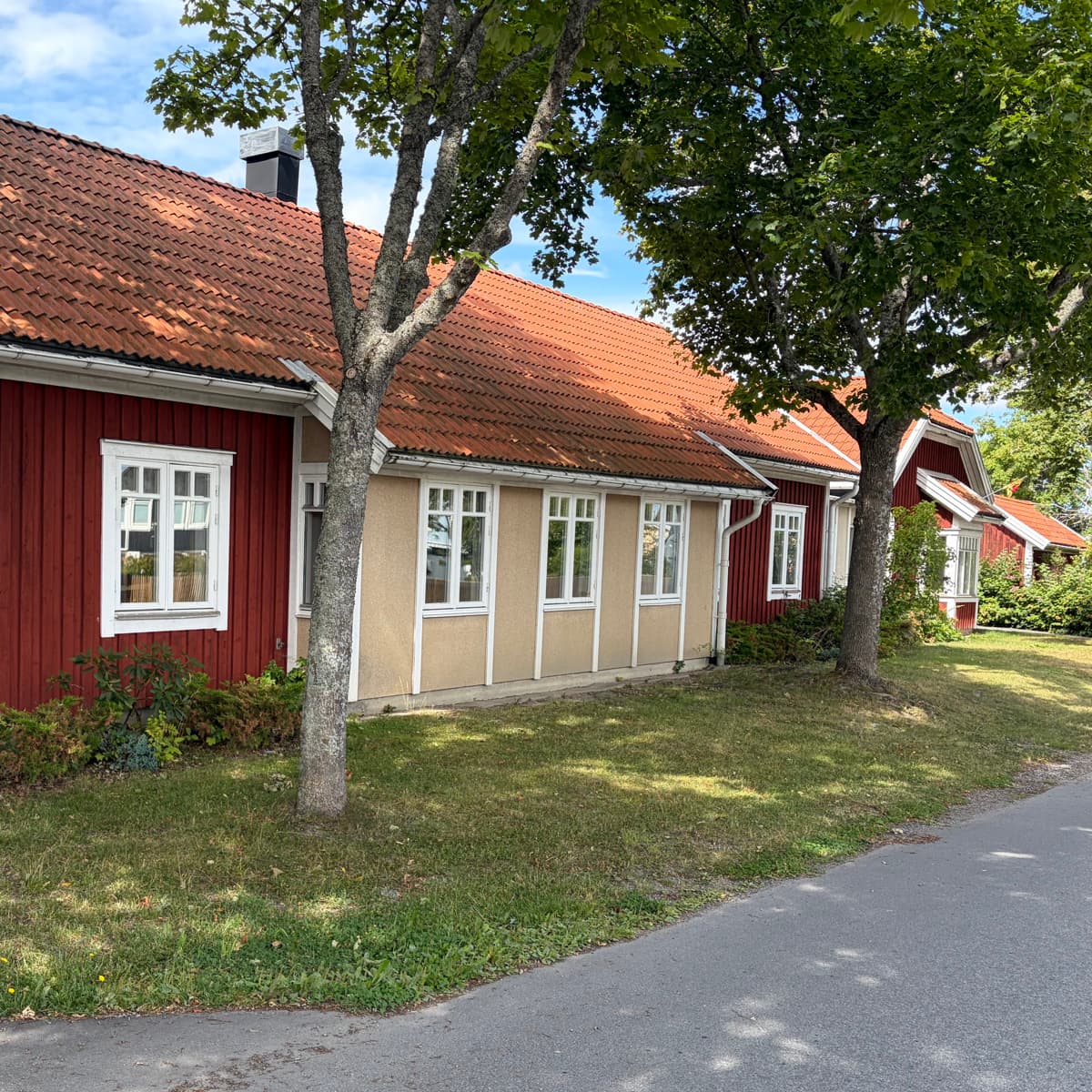 Ett rött och vitt hus med rött tak.
