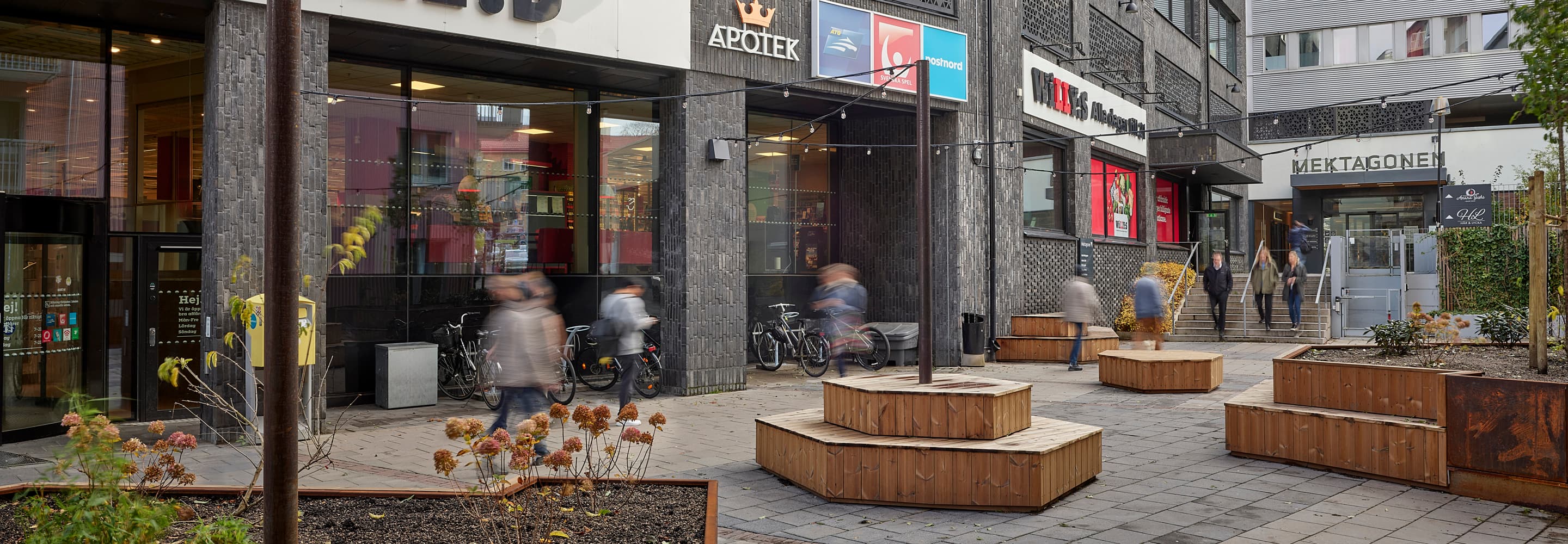 En grupp människor som går runt i ett köpcentrum.