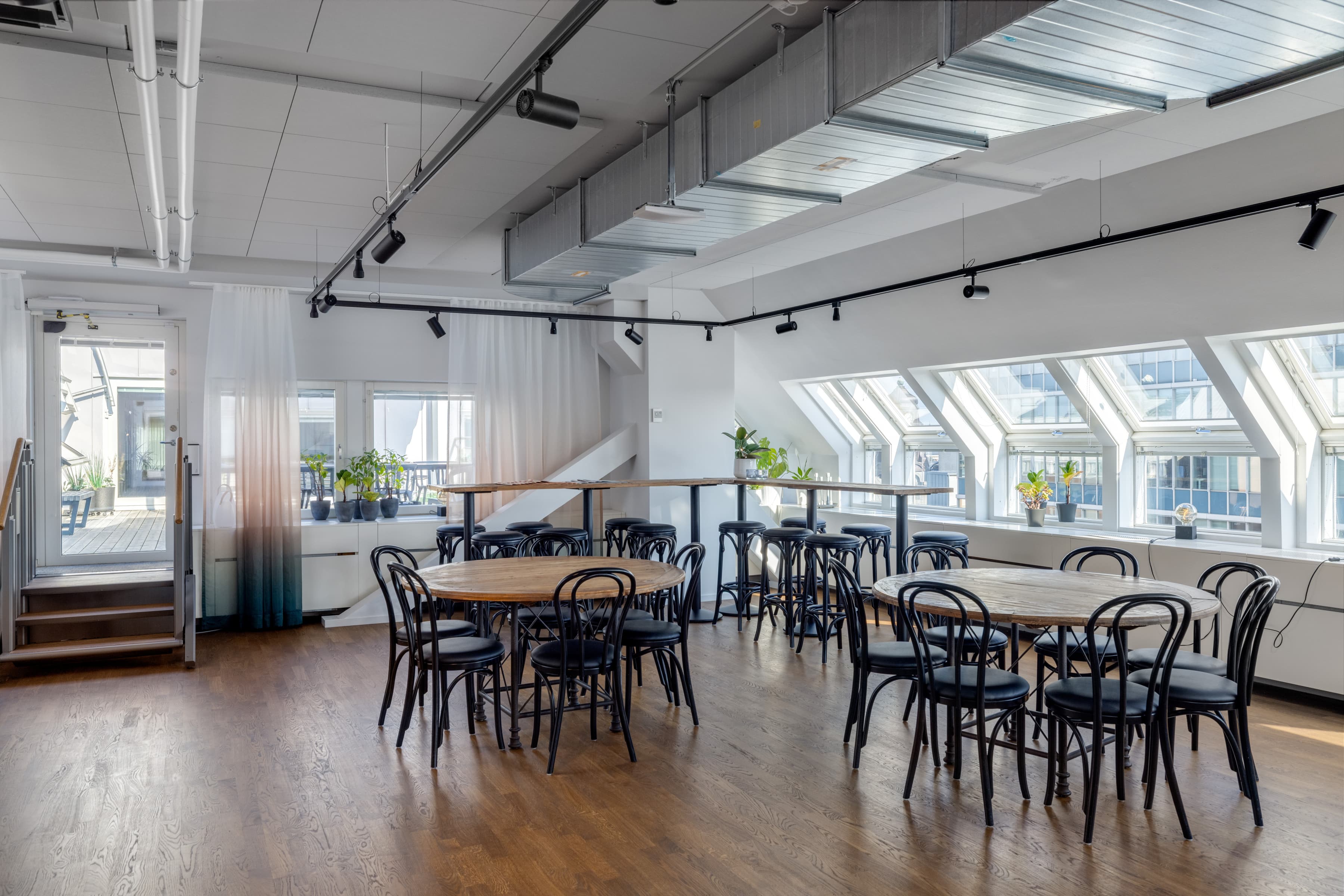 Ett stort rum med många bord och stolar.